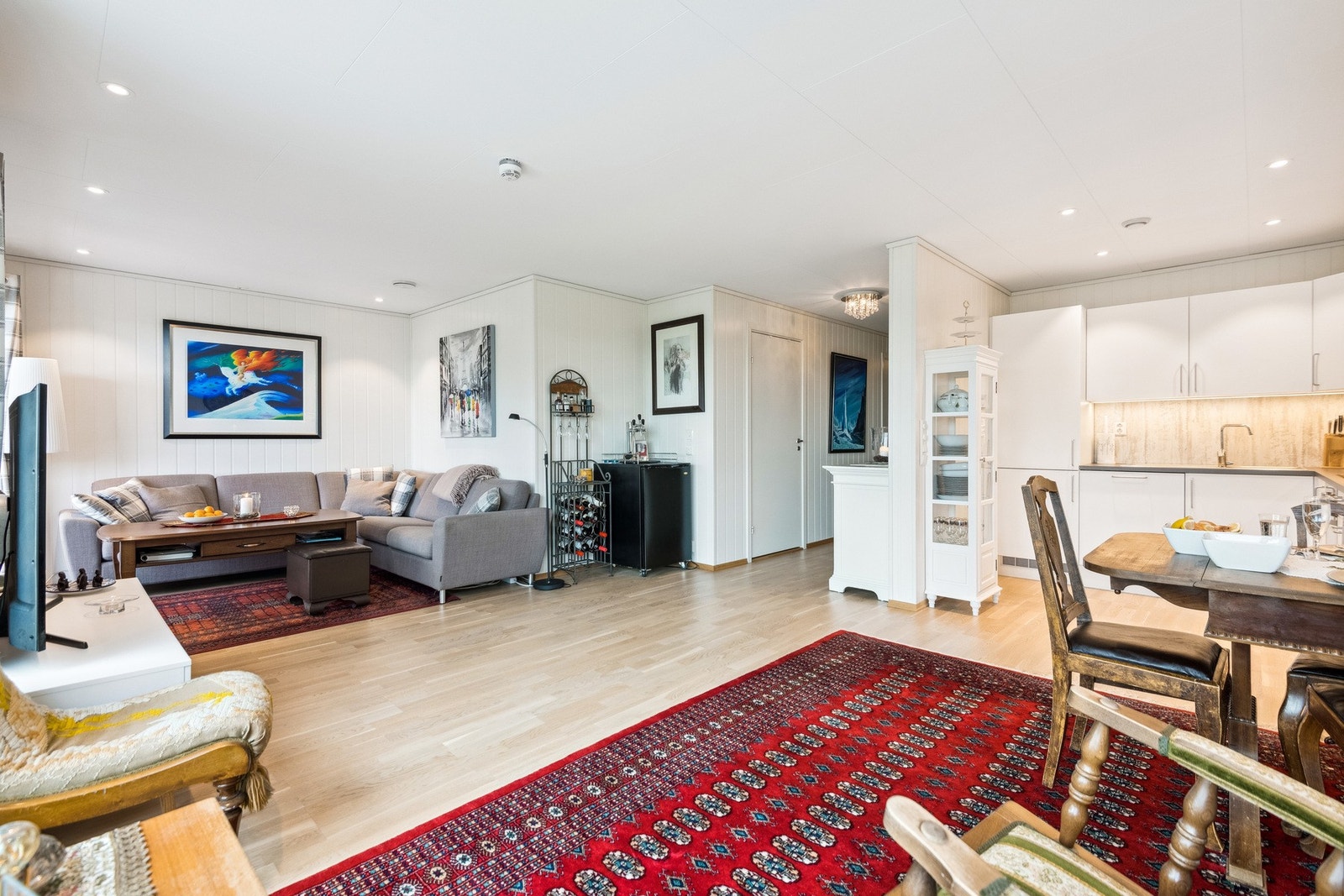 Stuen har flere møbleringsmuligheter og god plass til spisemøbler og sofagruppe. Galleribilde