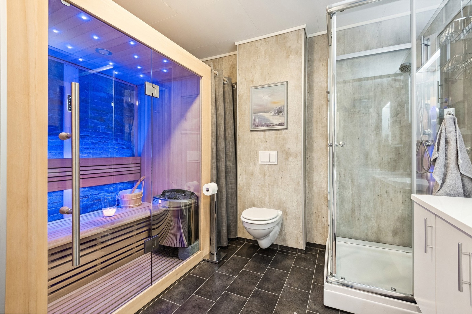 Romslig bad med badstue. Galleribilde