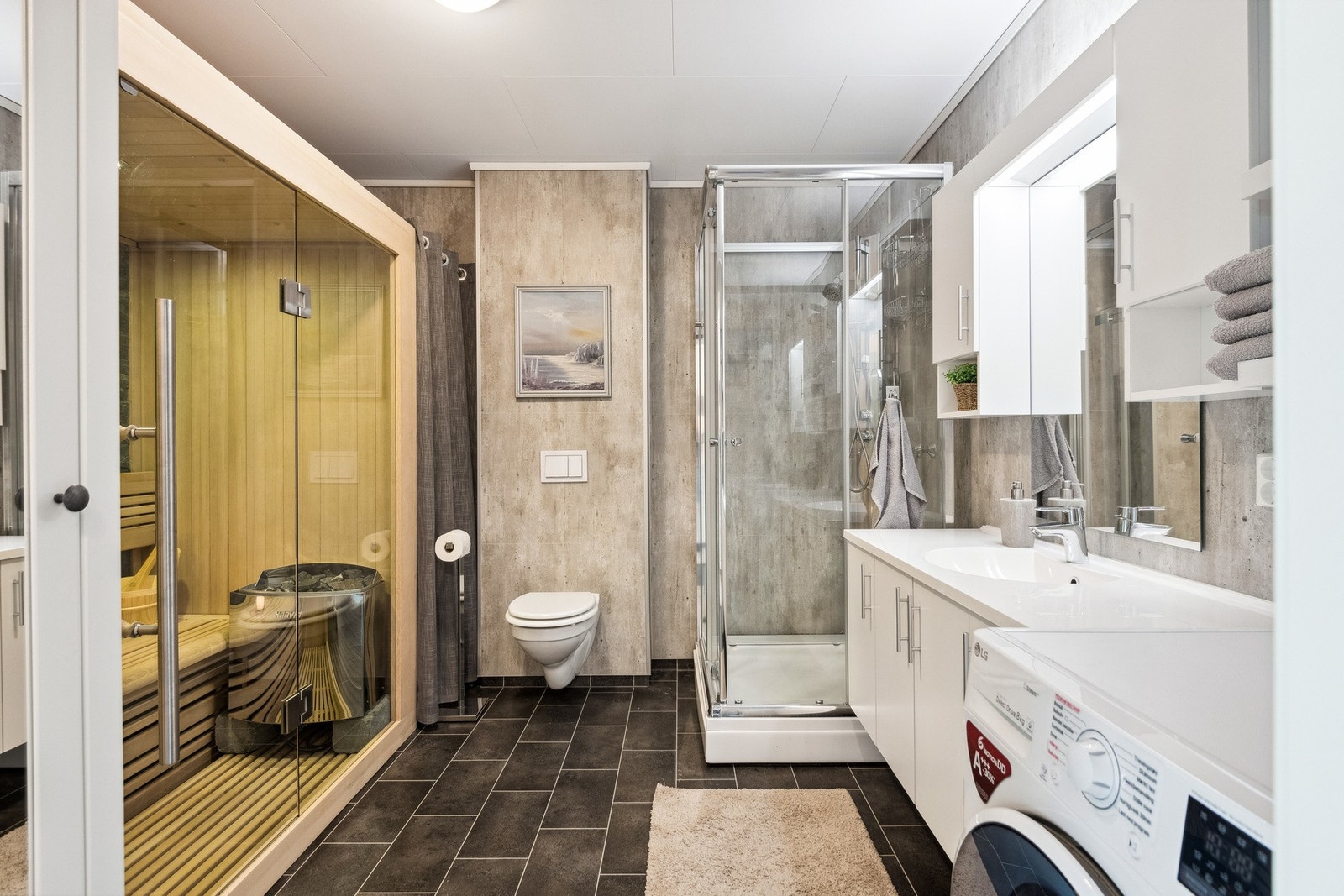 Vegghengt toalett og opplegg for vaskemaskin på bad. Galleribilde