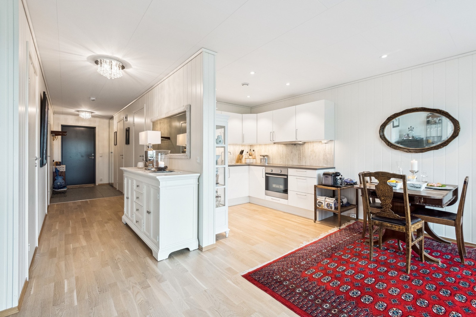 Luftig atmosfære med åpen løsning mellom stue, kjøkken og gang. Galleribilde