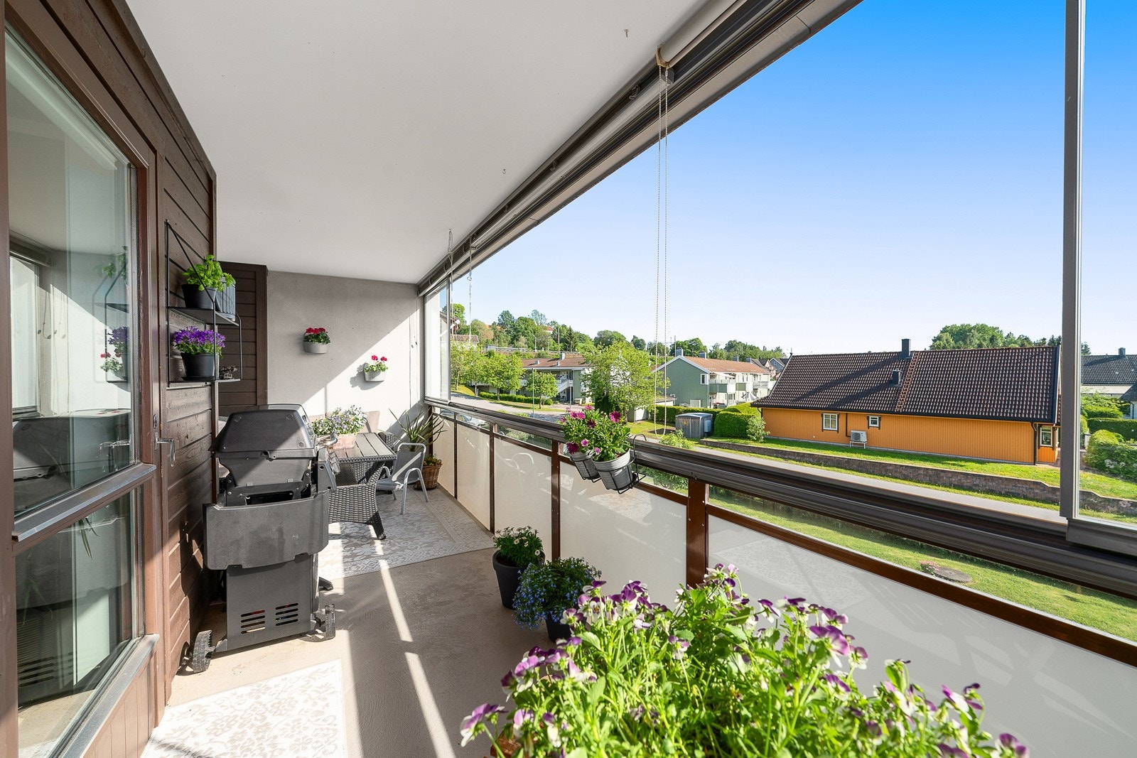 Fra stuen er det utgang til en herlig sydvestvendt innglasset balkong på 13 kvm Galleribilde