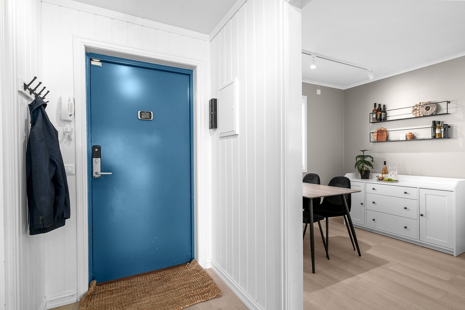 Du ønskes velkommen inn til entré. Det er skyverdørsgarderobe i gangen. Galleribilde