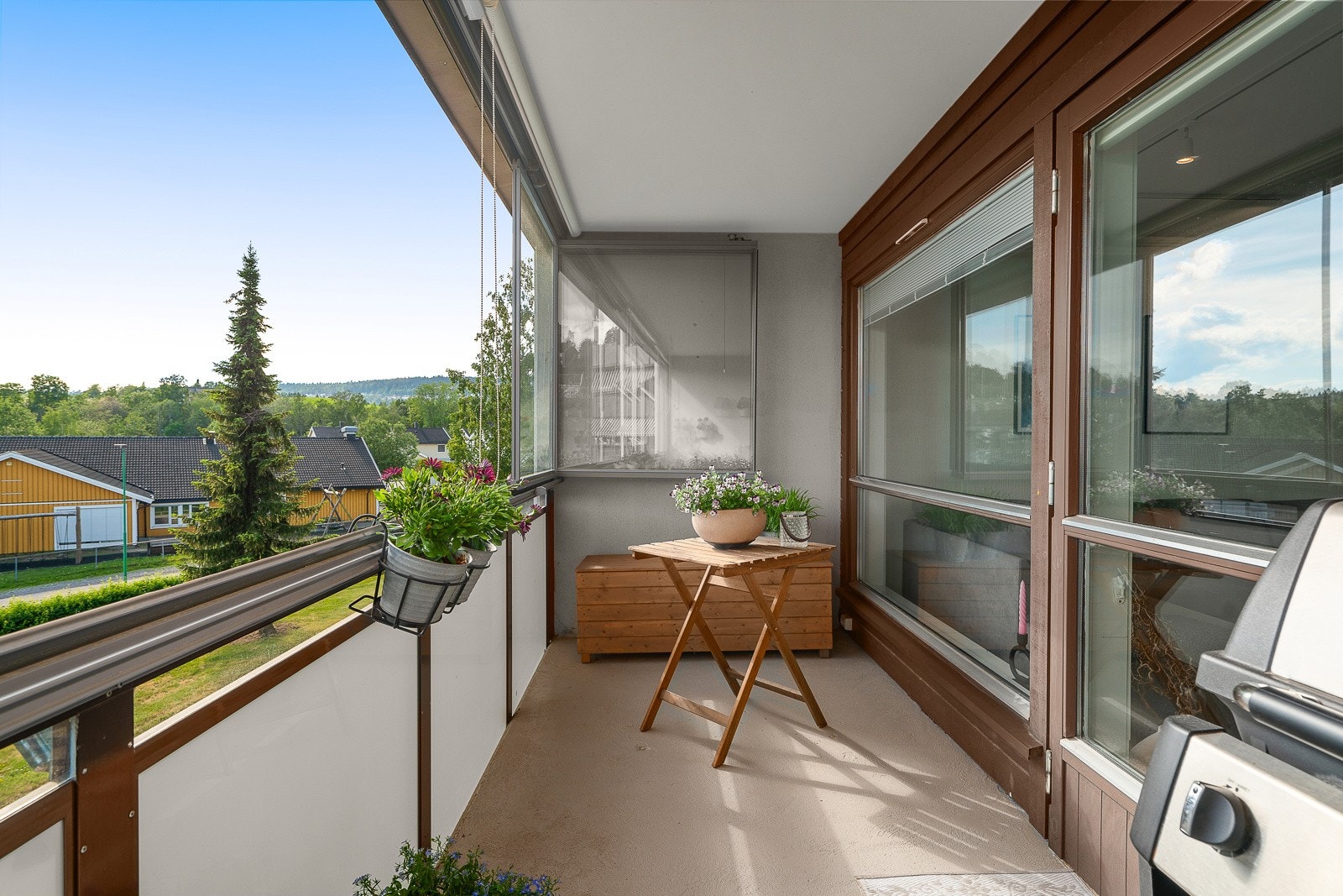 Balkongen er overbygd og innglasset. Noe som egner seg godt på de kalde dagene. Galleribilde