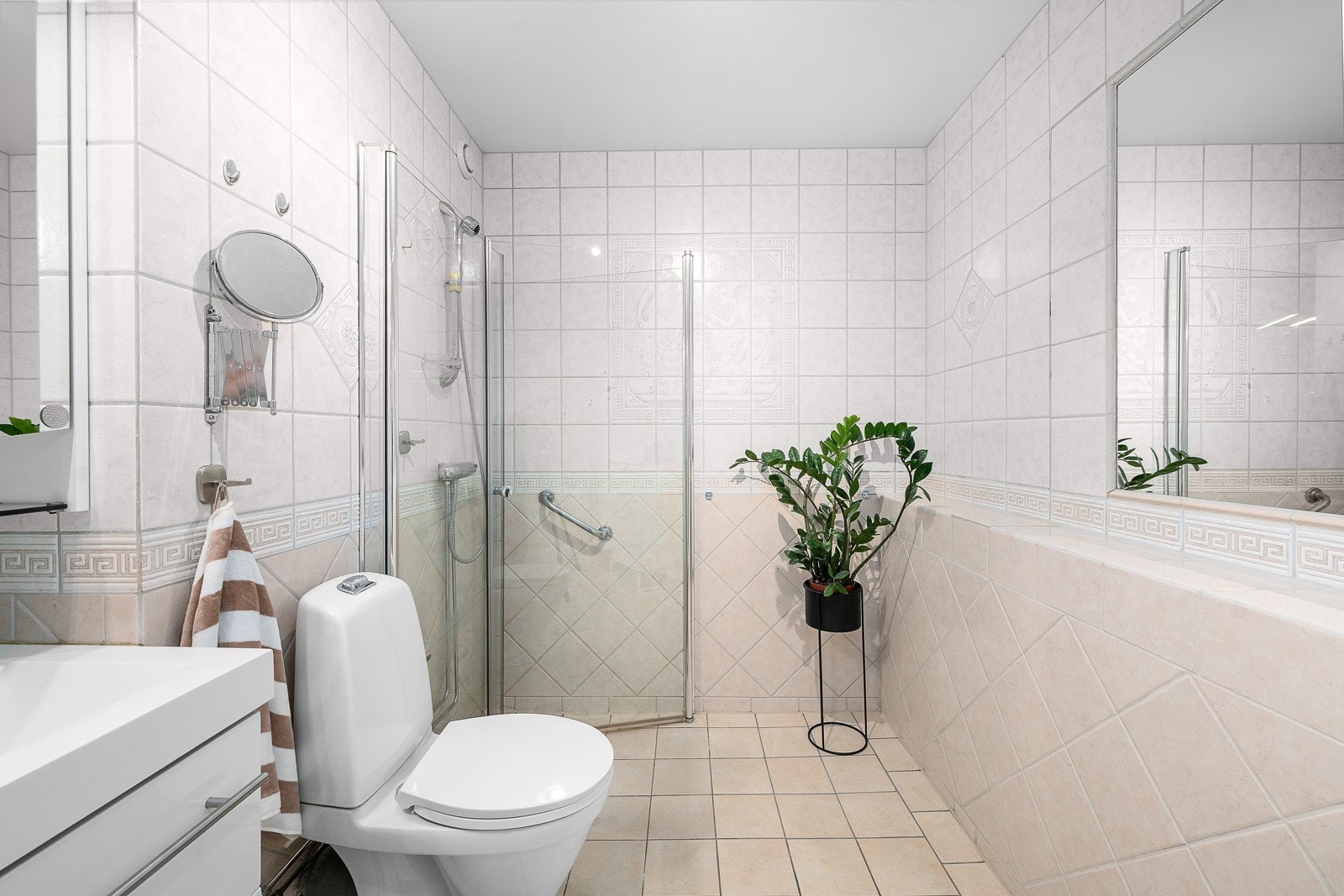 Leiligheten har et bad med varmekabler og opplegg for vaskemaskin. Galleribilde