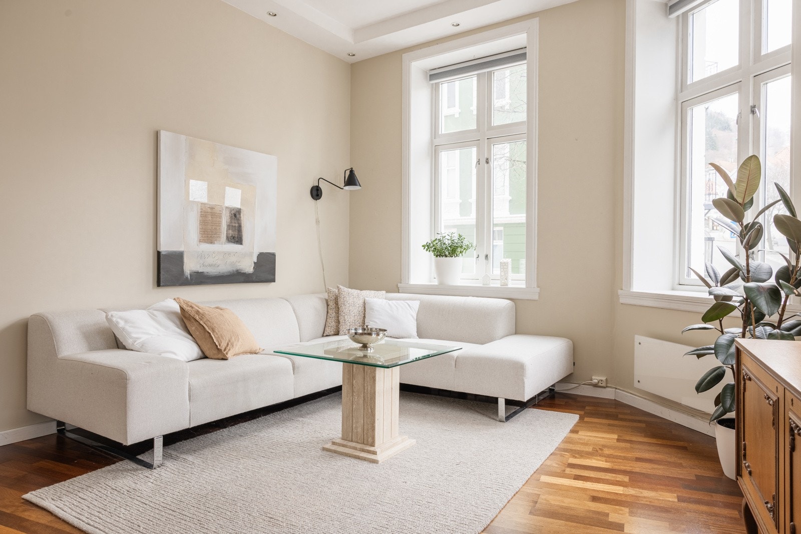 Velkommen inn i stuen! Store vinduer og høyt under taket som gir en god romfølelse. Galleribilde