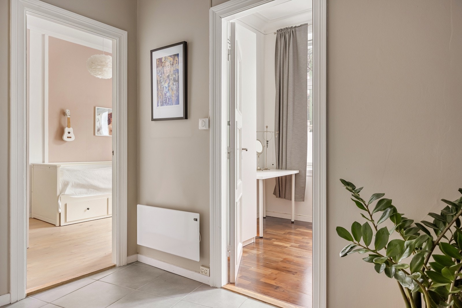 Utifra fra soverommene beveger vi oss ut i gangen som er målt til 6,8m². Galleribilde