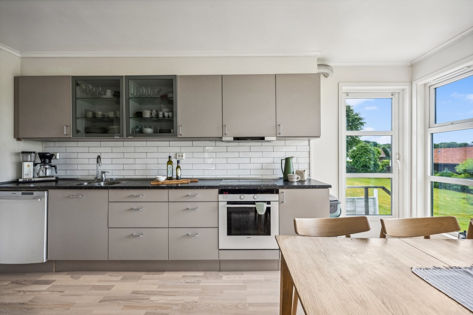 Grå kjøkkeninnredning med laminat benkeplate. Galleribilde
