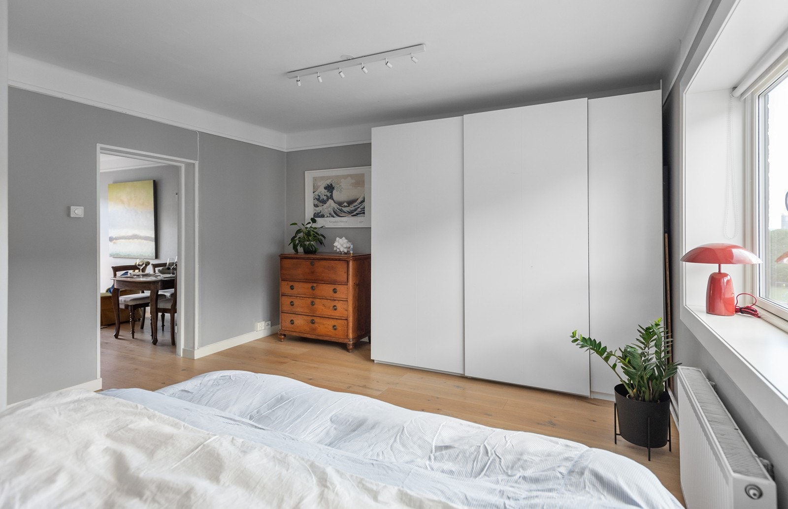 Godt med oppbevaringsplass i skyvedørsgarderobe på soverom Galleribilde