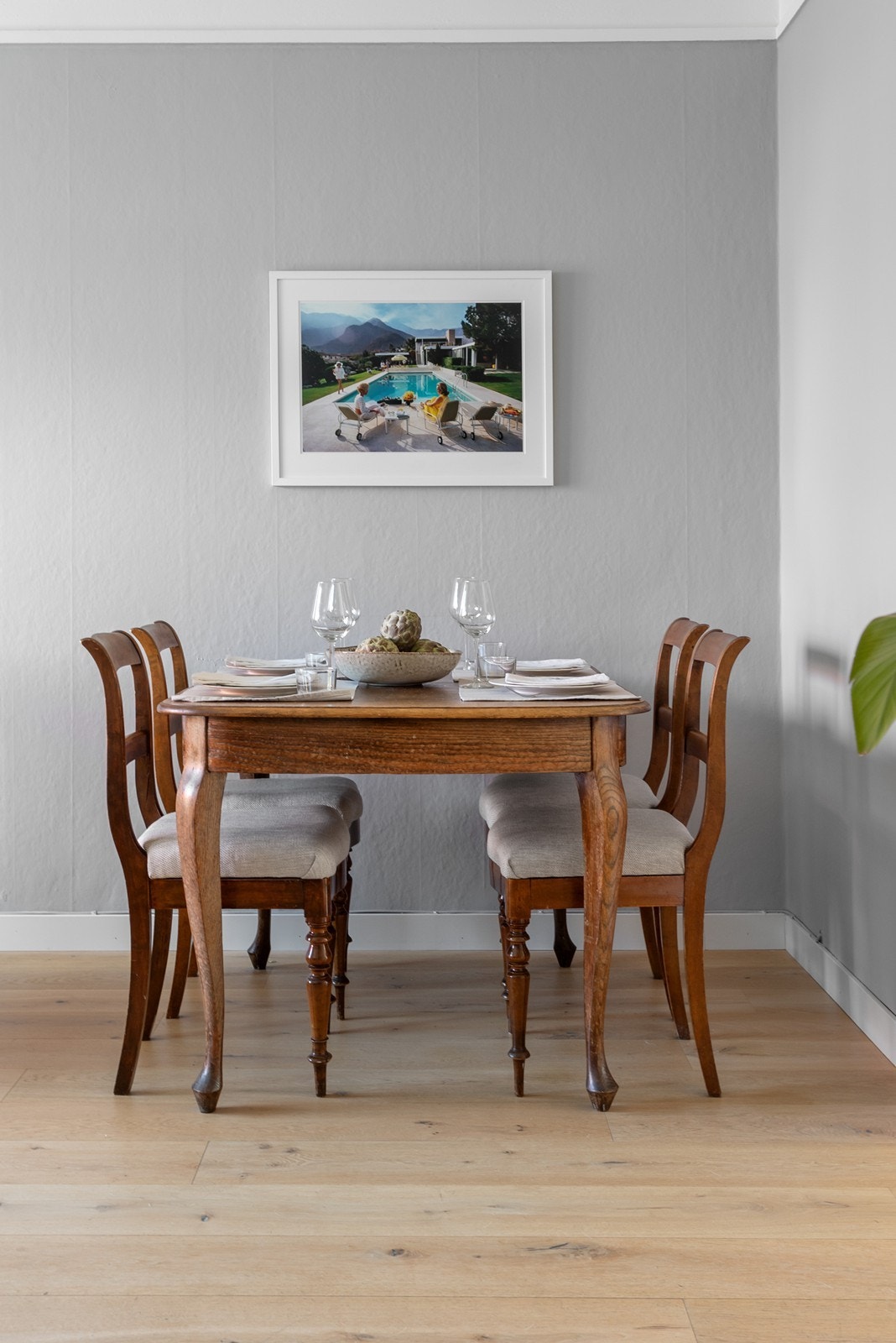 Godt med plass til både spiseplass og sofagruppe i stue Galleribilde