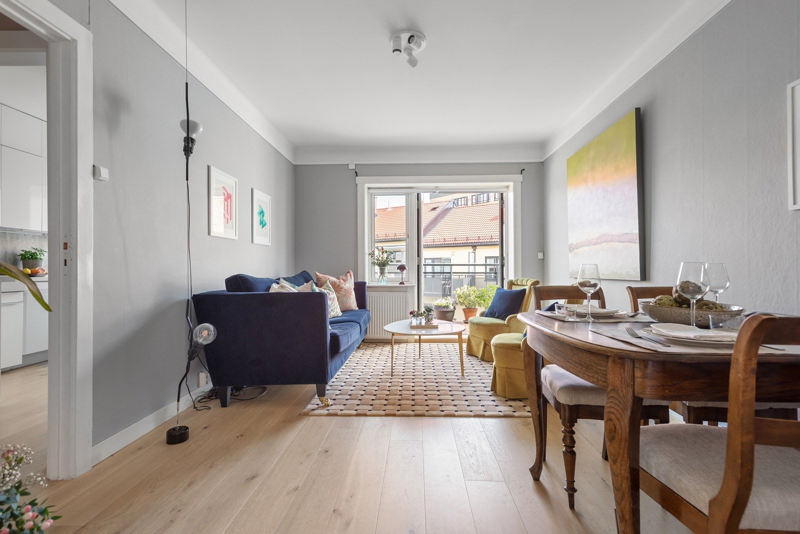 Leiligheten har en svært stille og rolig beliggenhet mot enveiskjørt vei og indre bakgård Galleribilde