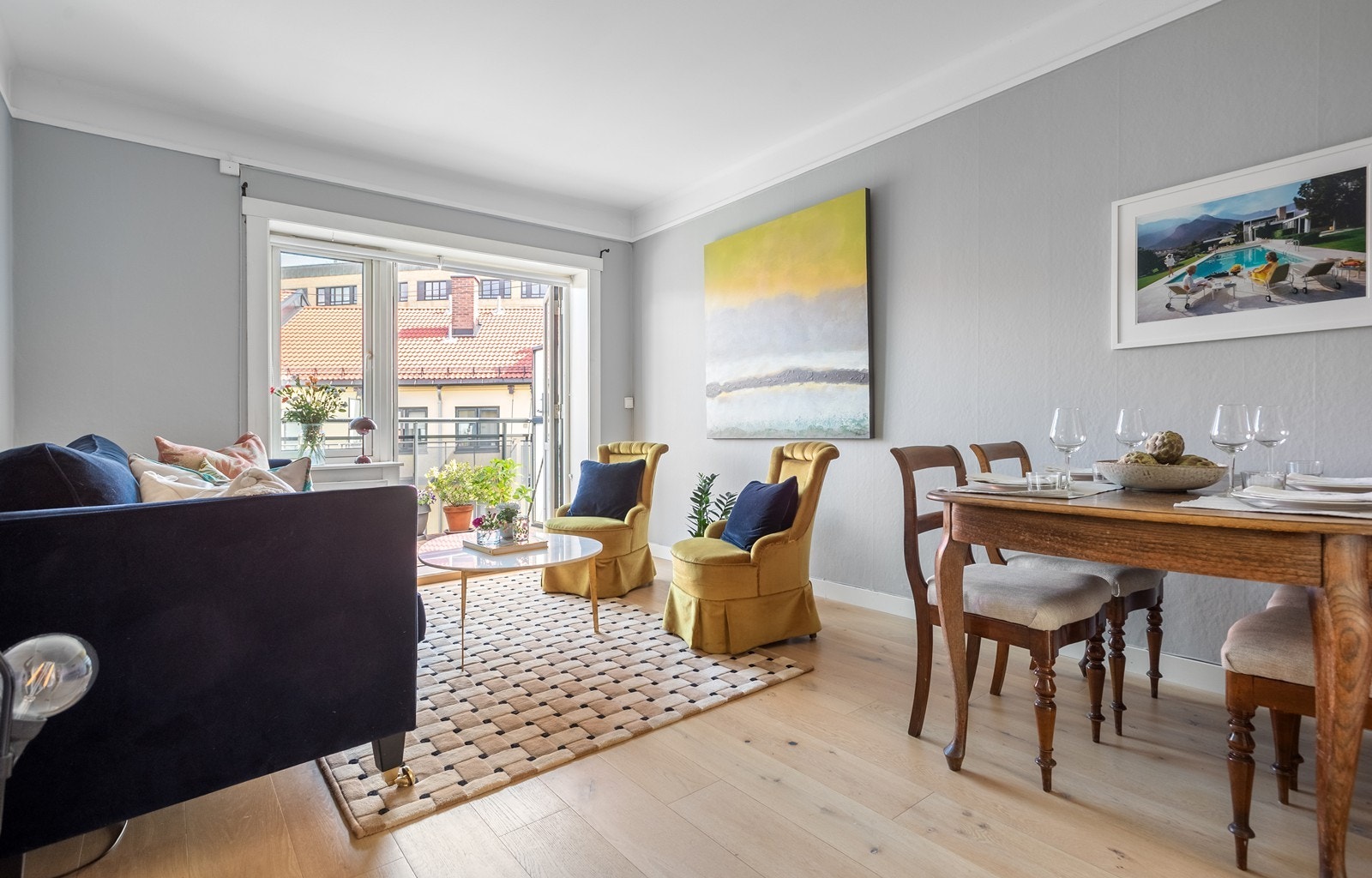 Romslig stue med utgang til en stor og solrik balkong på 6 kvm Galleribilde