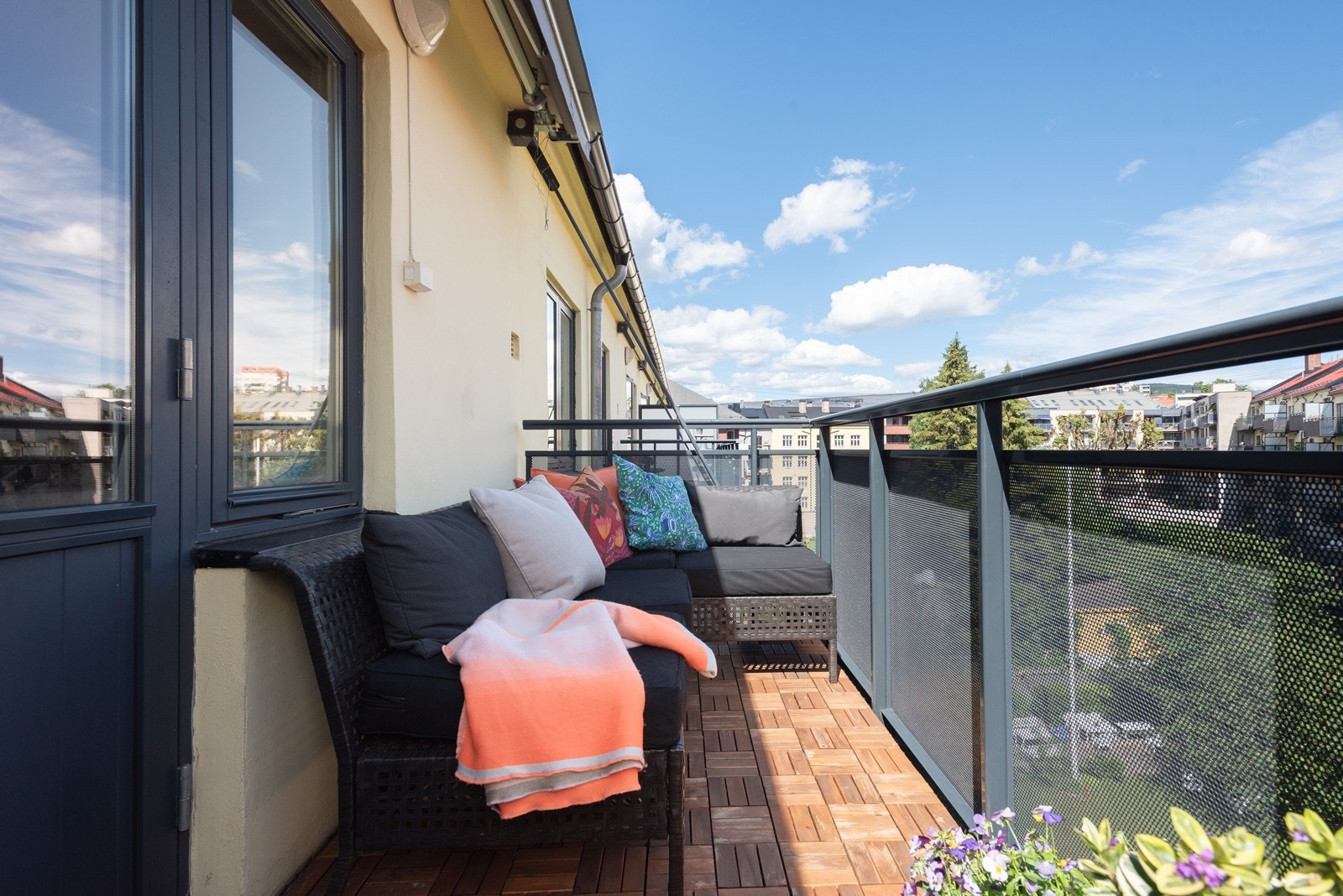 Leiligheten har en stor, solrik balkong på 6 kvm mot grønn bakgård Galleribilde