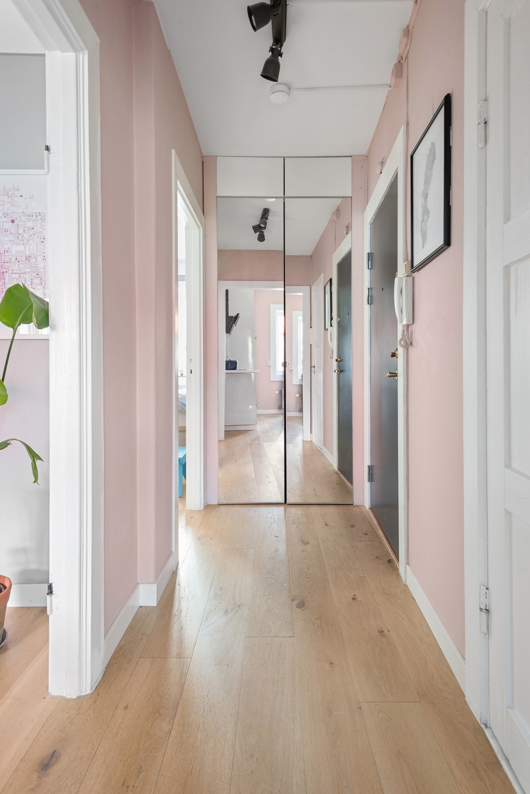 Oppbevaring i garderobe i gang - I tillegg disponerer leiligheten to boder; en i kjeller og en på loft Galleribilde