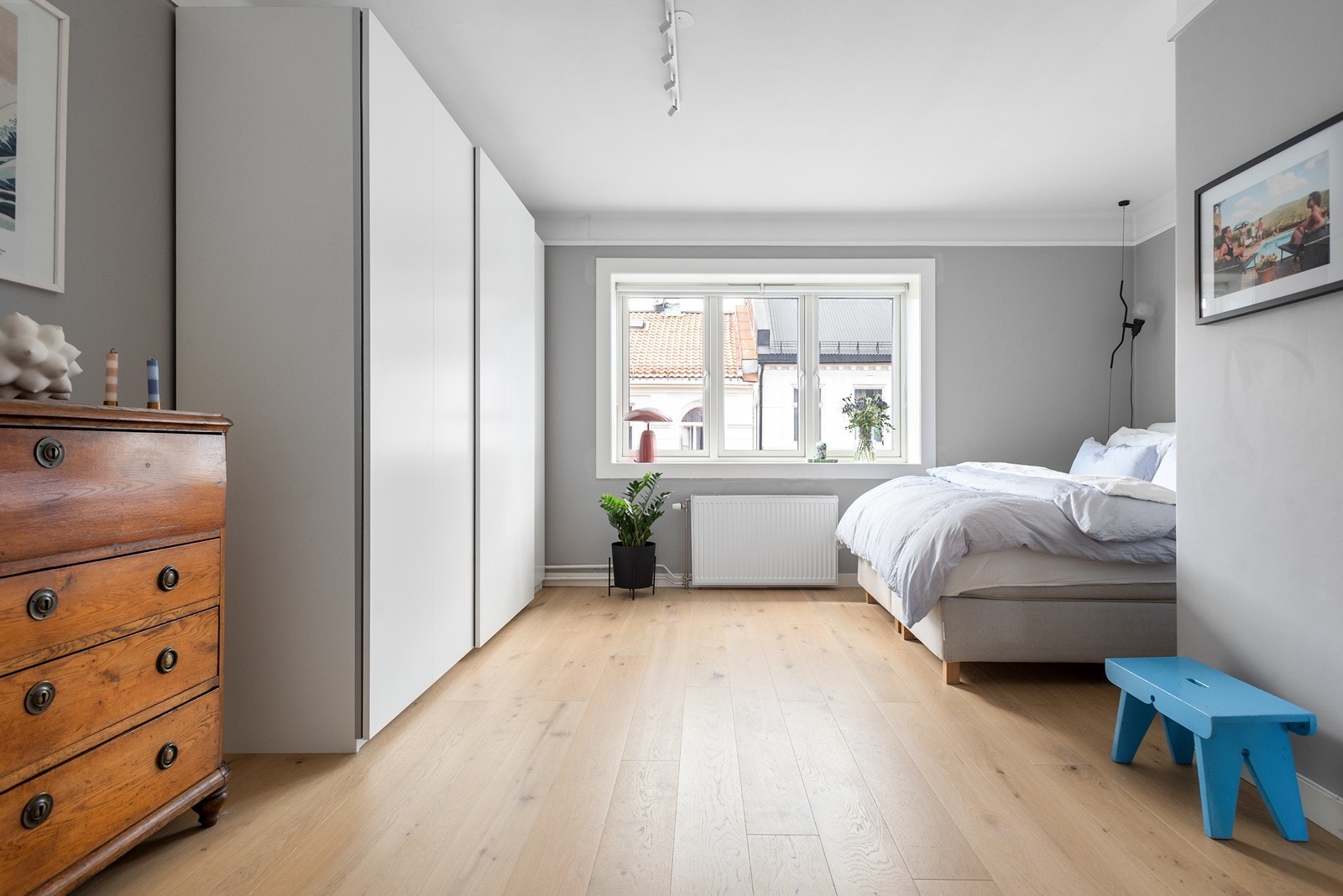 Svært romslig hovedsoverom vendt ut mot stille og enveiskjørt gate Galleribilde