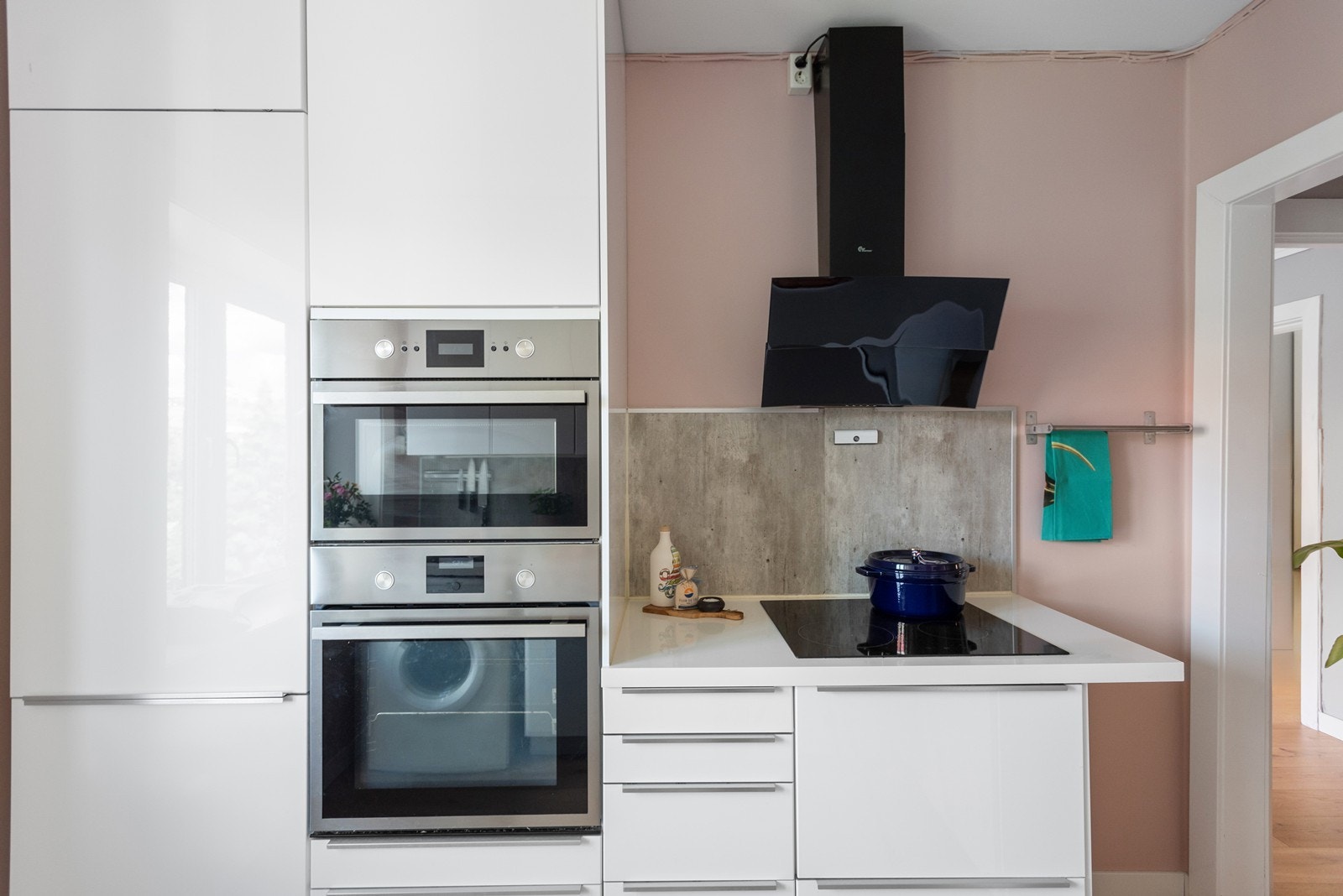 Stekeovn, kjøleskap og kombiovn er integrert og medfølger Galleribilde