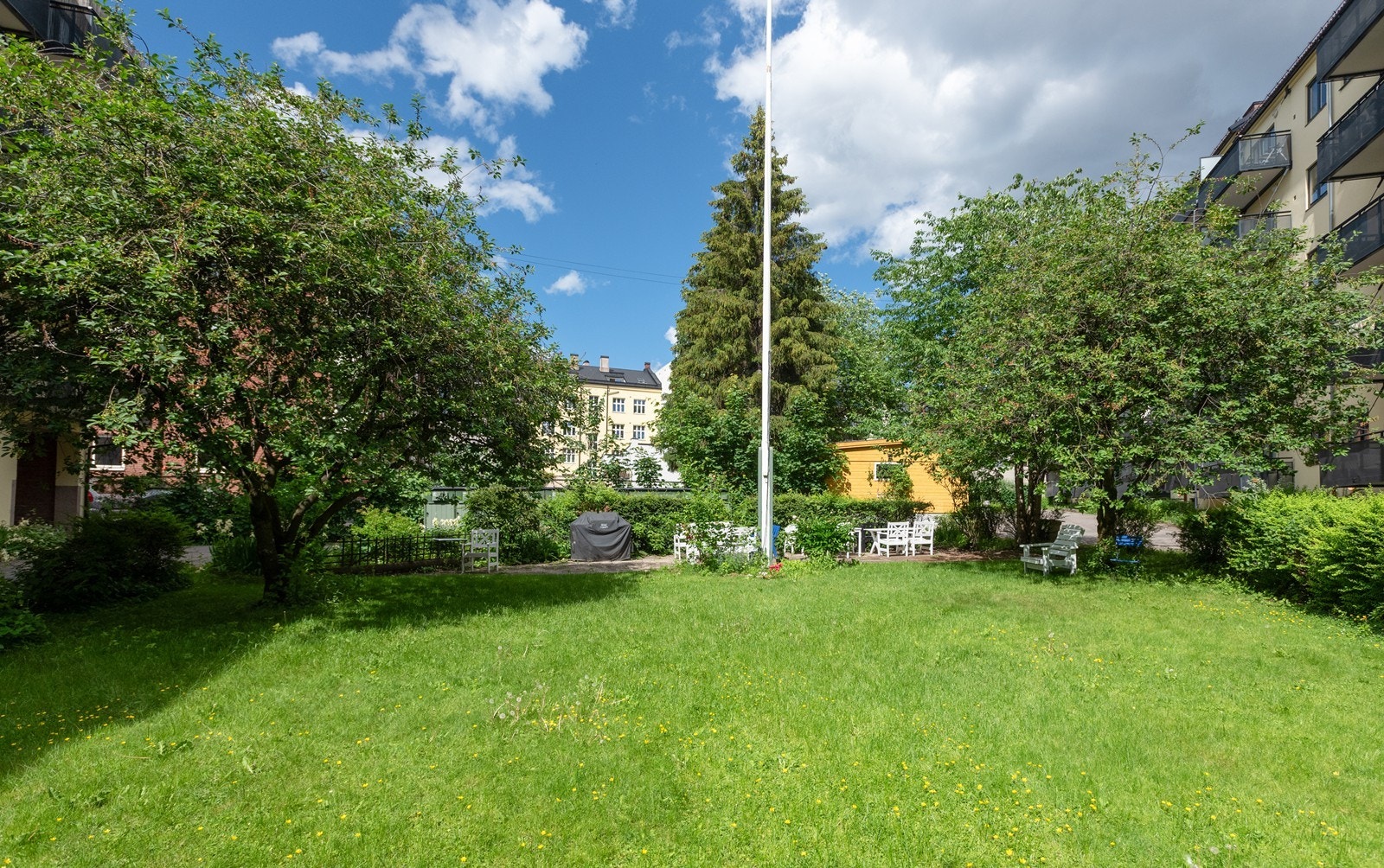 Idyllisk og frodig bakgård Galleribilde