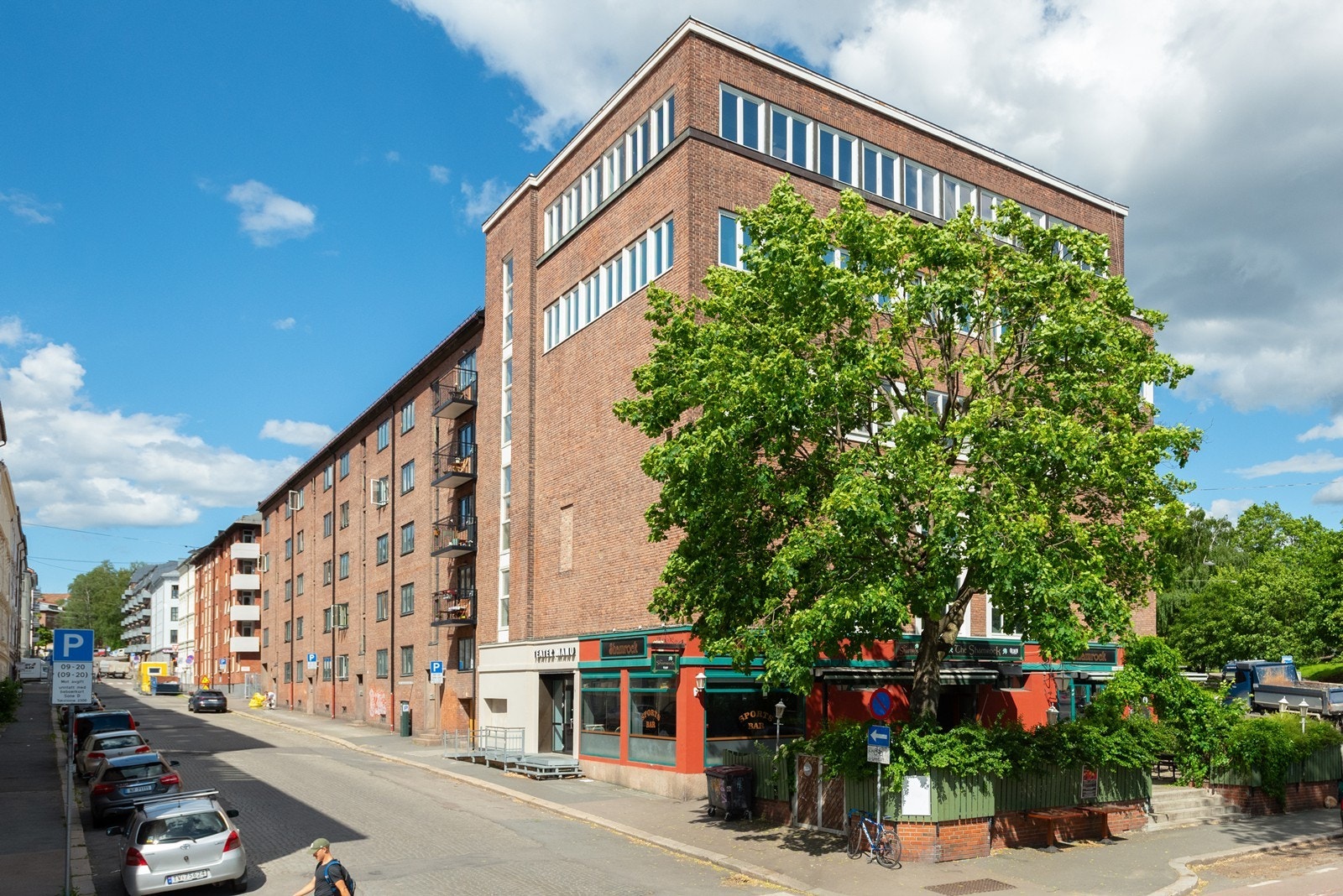 Rolig beliggenhet i enveiskjørt gate Galleribilde