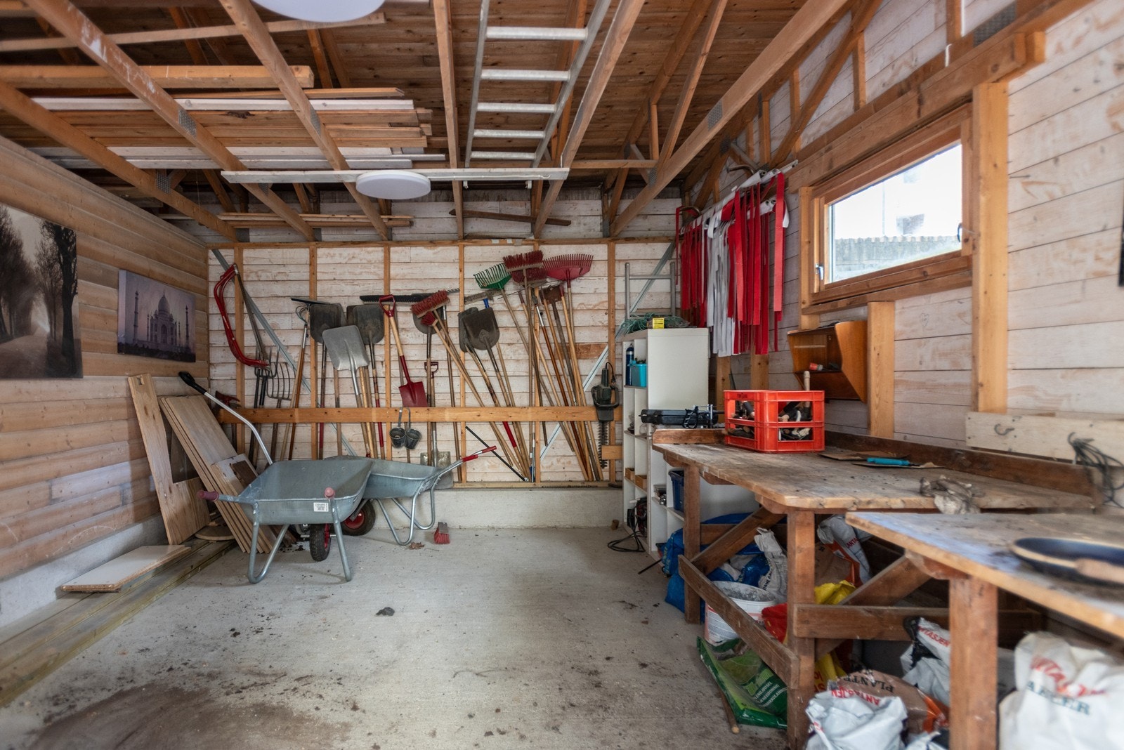 Redskapsbod i bakgård Galleribilde