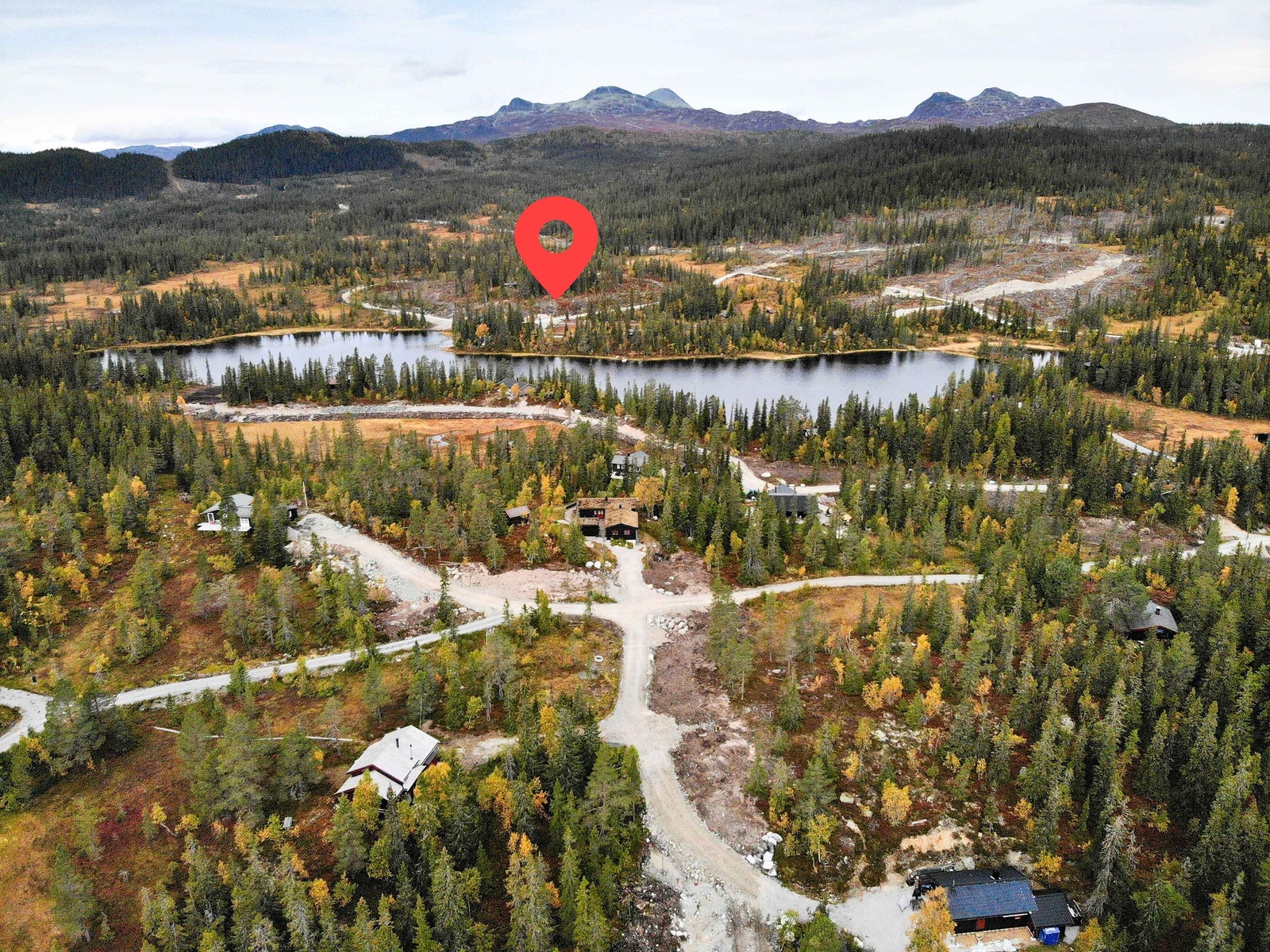 Dronebilde over området med tomt 12 markert. Gaustatoppen sees i bakgrunnen Galleribilde