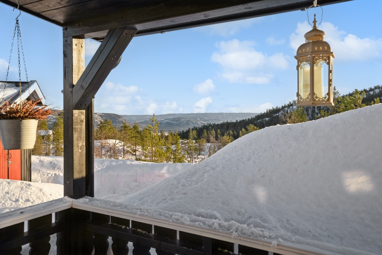 Det er flott utsikt fra hytta også på vinterstid Galleribilde