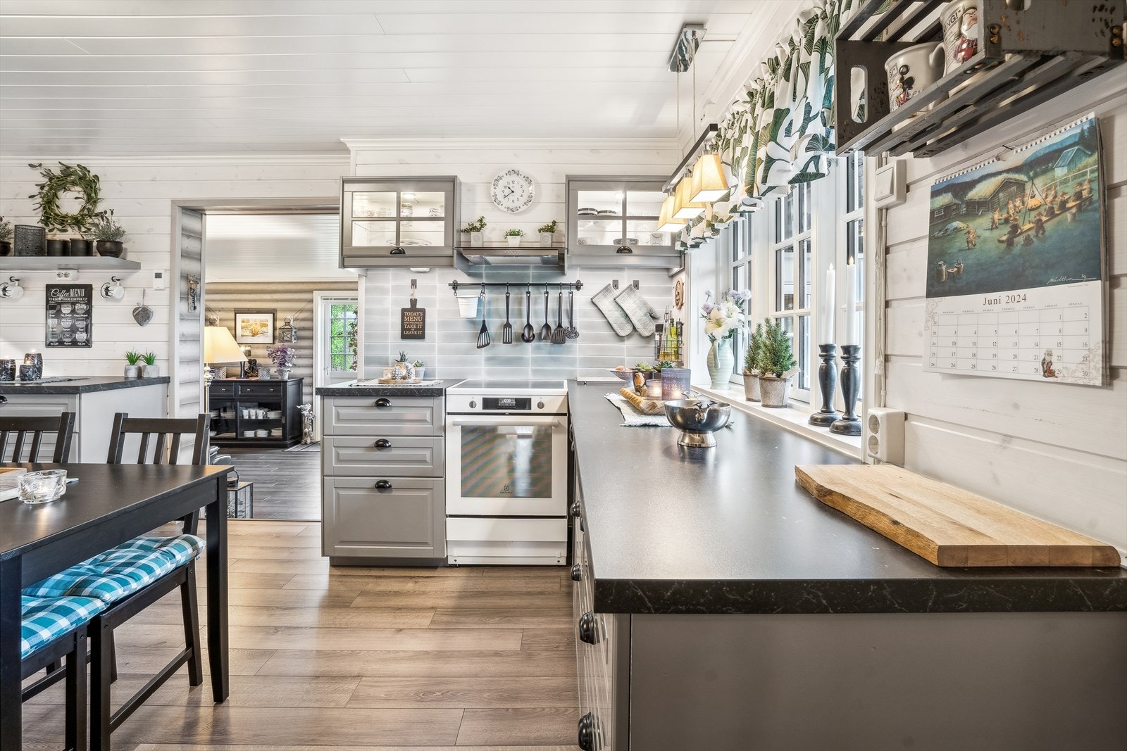 Nok om skap- og benkplass, får du fylt opp her er du jammen god Galleribilde