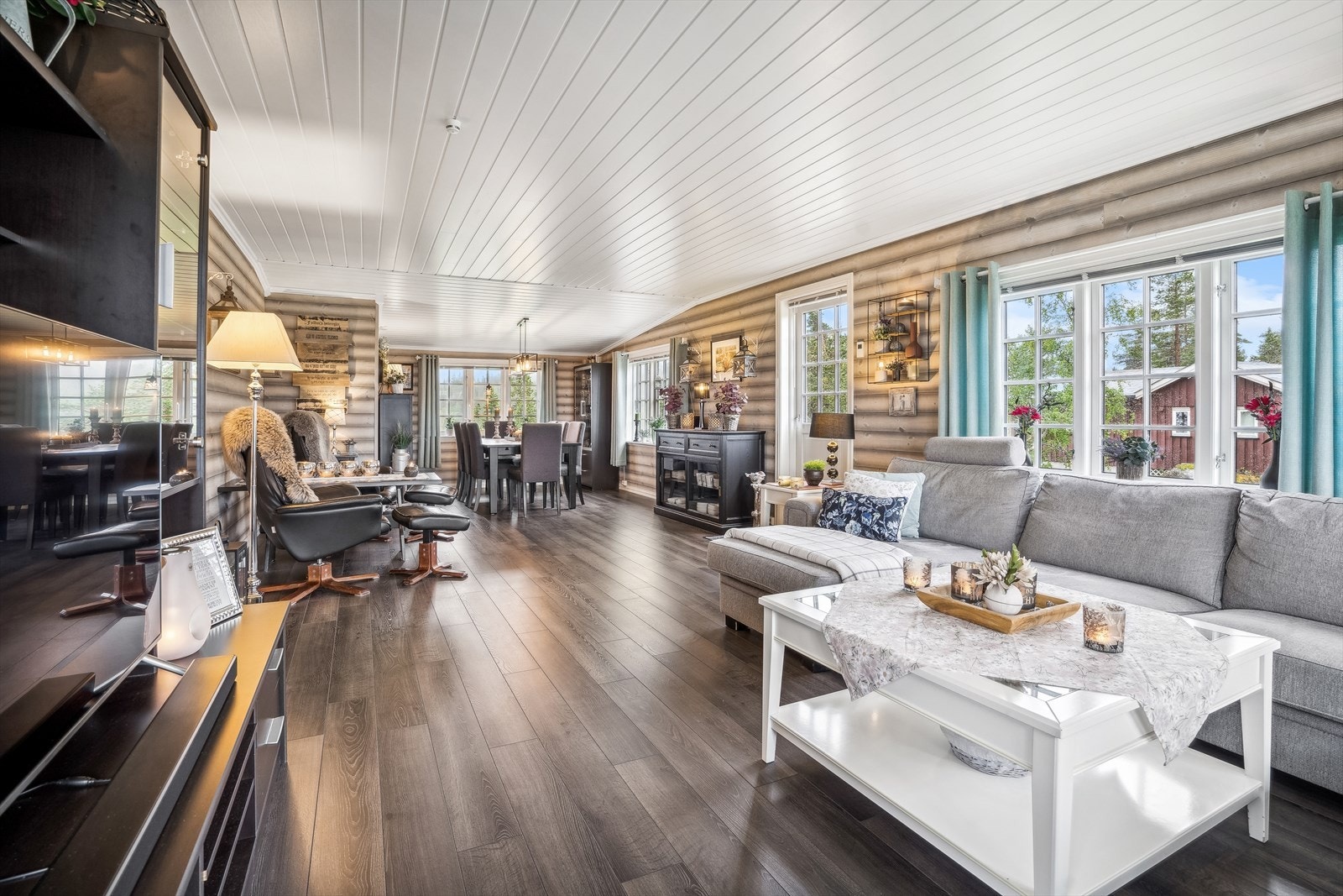 Romslig stue med plass til både 1 og 2 sofagrupper og spisebord Galleribilde