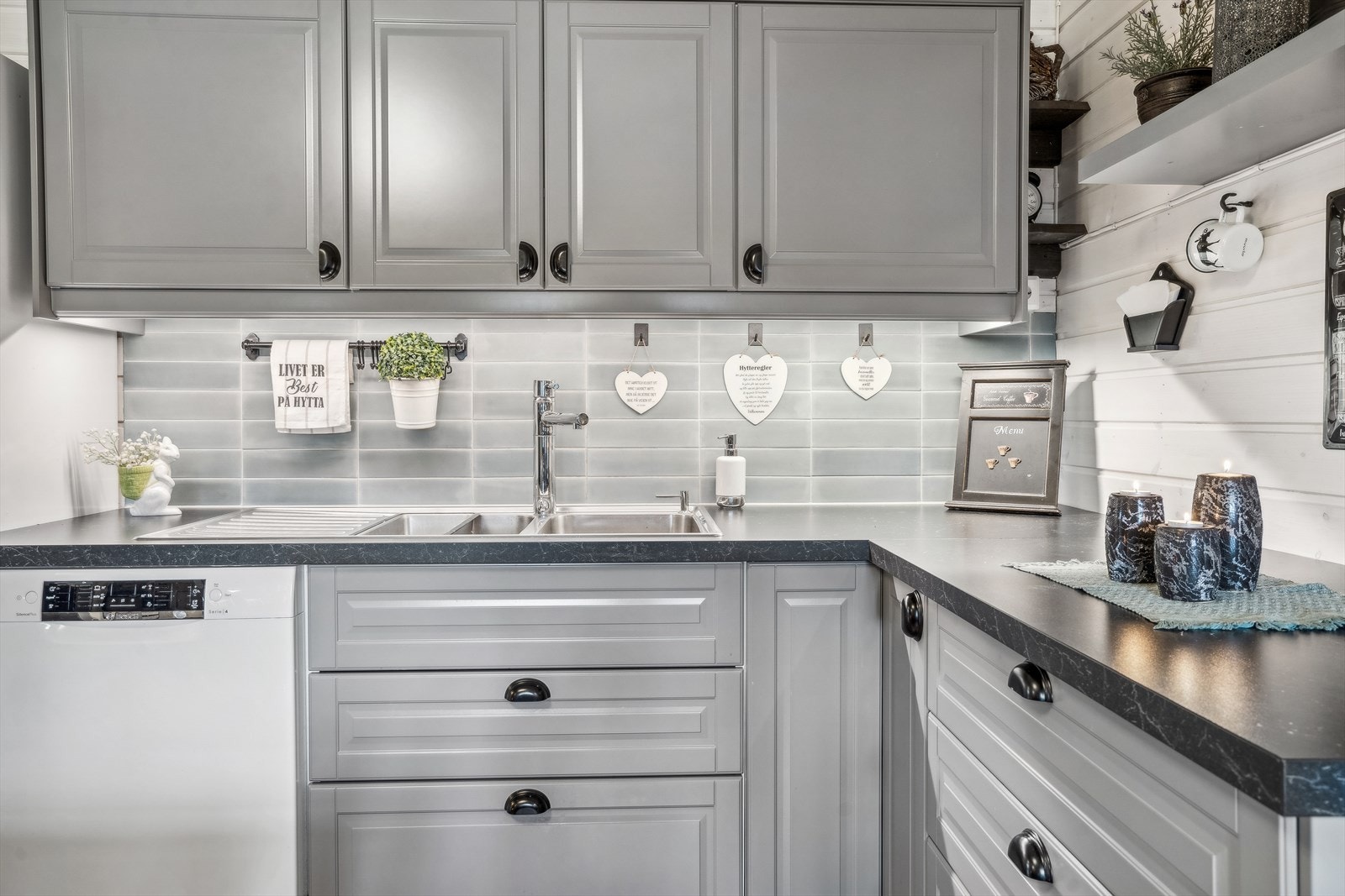 Kjøkkenet har oppvaskmaskin som gjør ting enda enklere på hytta Galleribilde