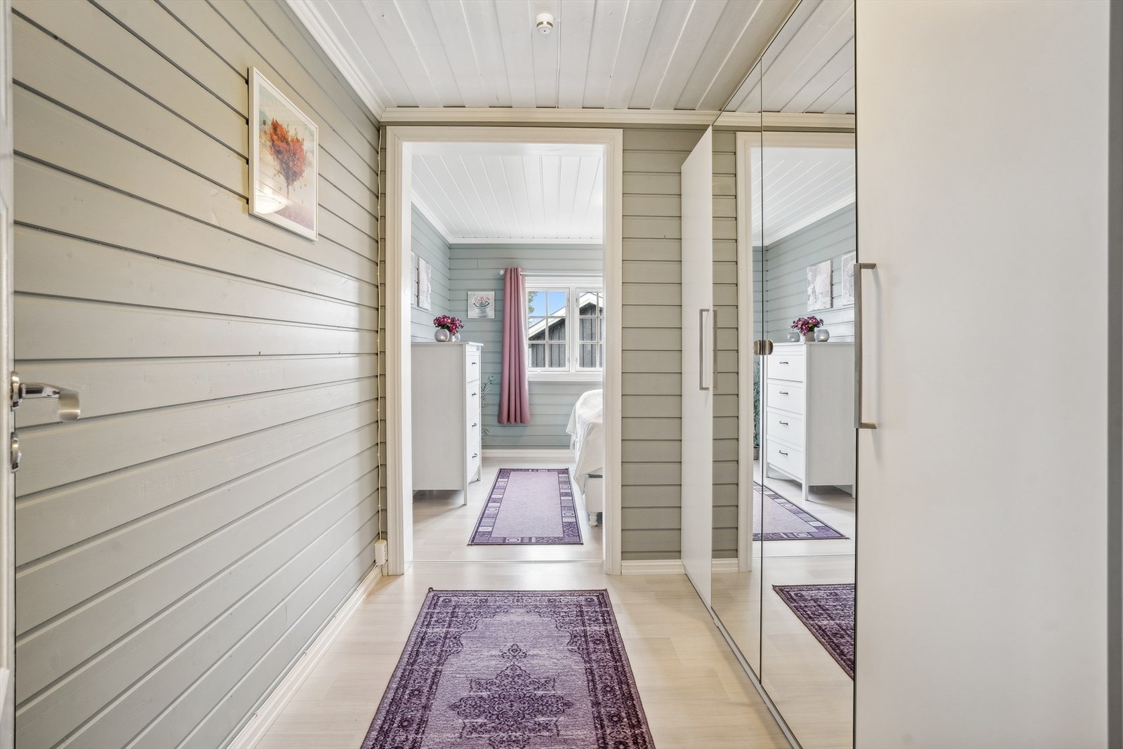 Det ene soverommet har egen "walk-in", kjekt med godt om garderobeskap Galleribilde