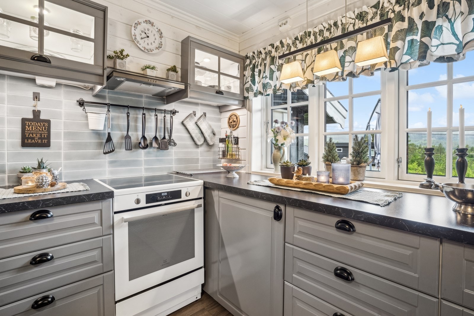 Utsikten fra kjøkkenet kan nytes mens kokken lager til fredagstacoen Galleribilde