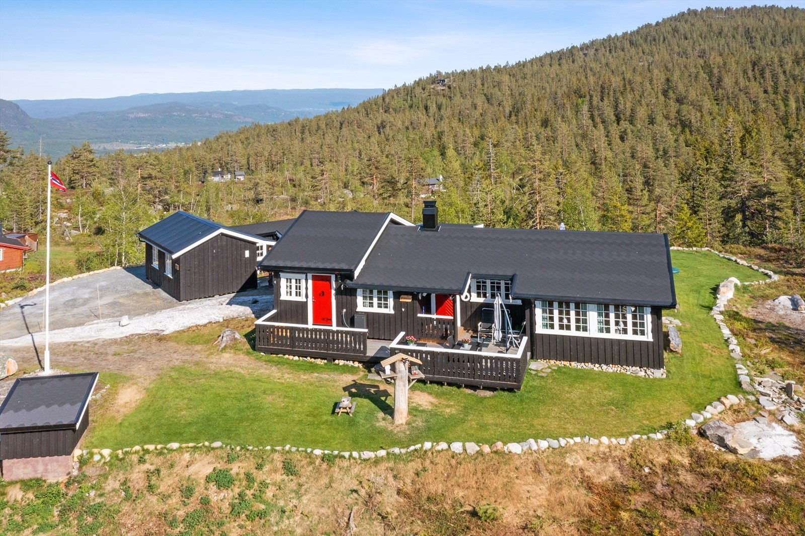 Hytta ligger høyt i terrenget og gir deg litt "kongen på hauen" vibber Galleribilde