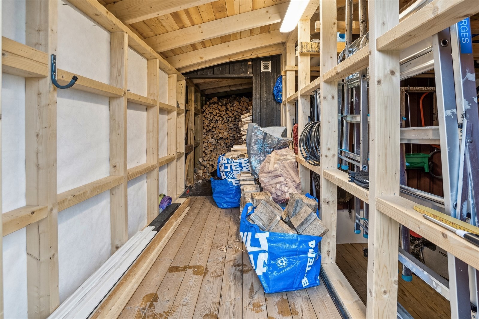Her får du plass til MYE ved og andre duppeditter du ønsker ha tilgjengelig på hytta Galleribilde