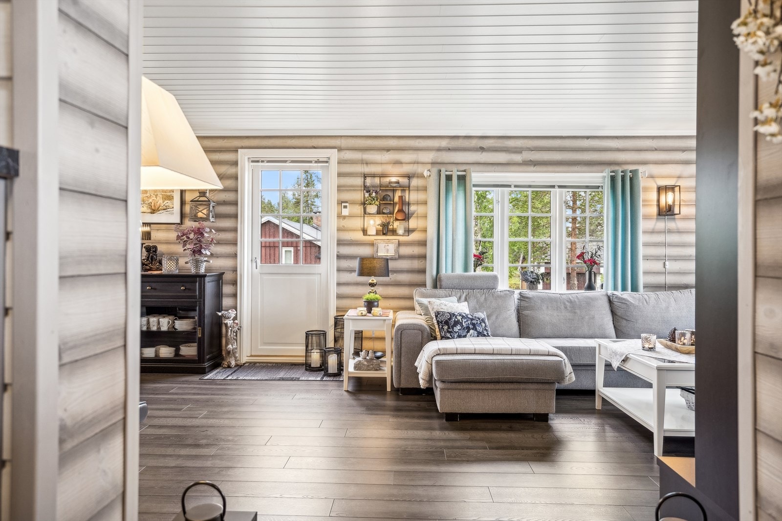 Stua ligger i anslutning til kjøkkenet Galleribilde