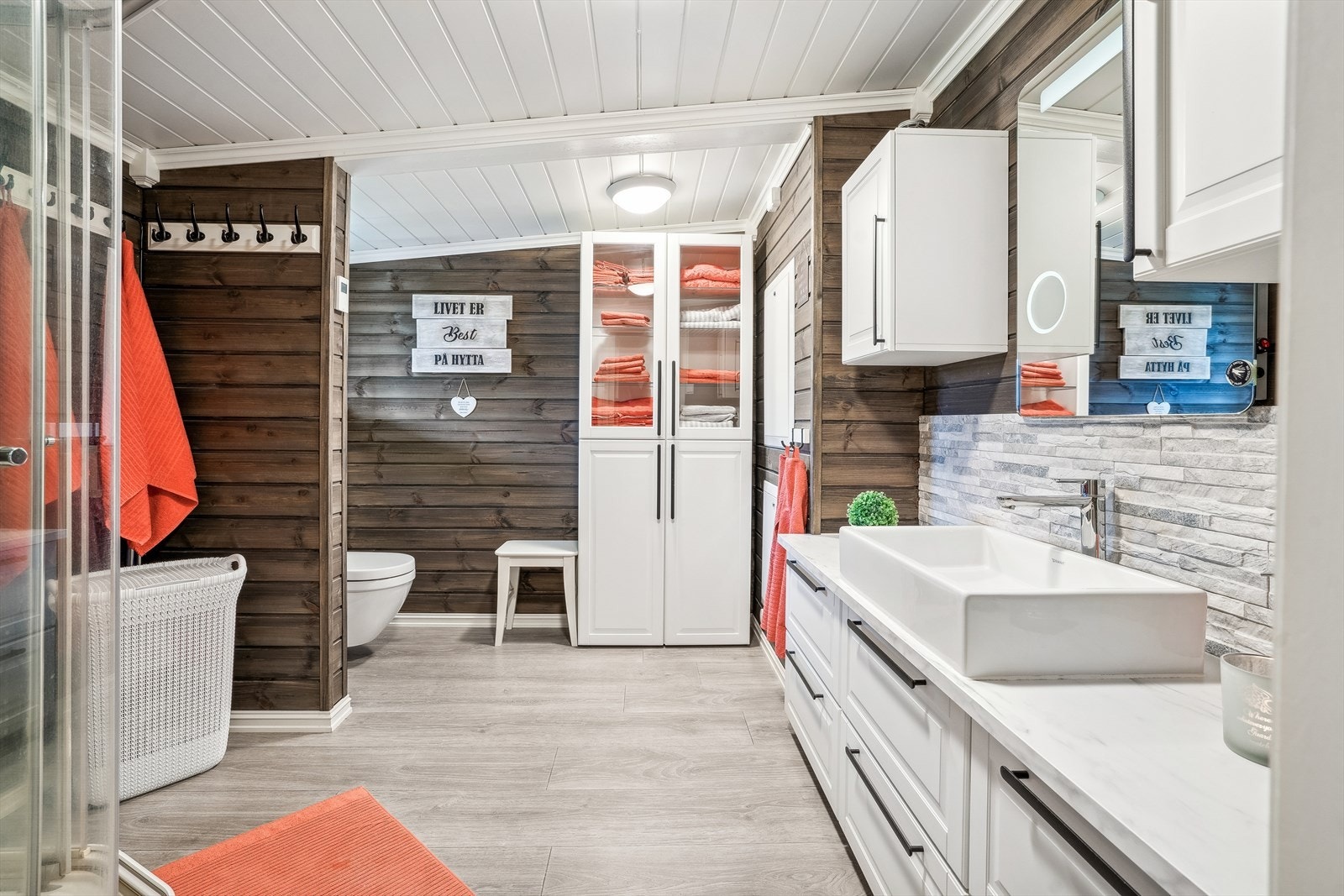 Fra gangen har du et romslig bad, her vil du få en god start på dagen Galleribilde