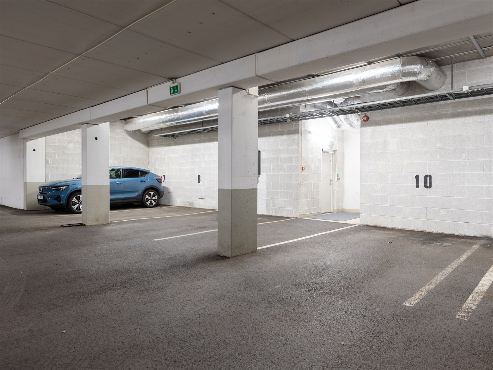 Det er mulig å leie P-plass i byggets kjeller. Kontakt megler for info om ledige plasser, pris etc. Galleribilde
