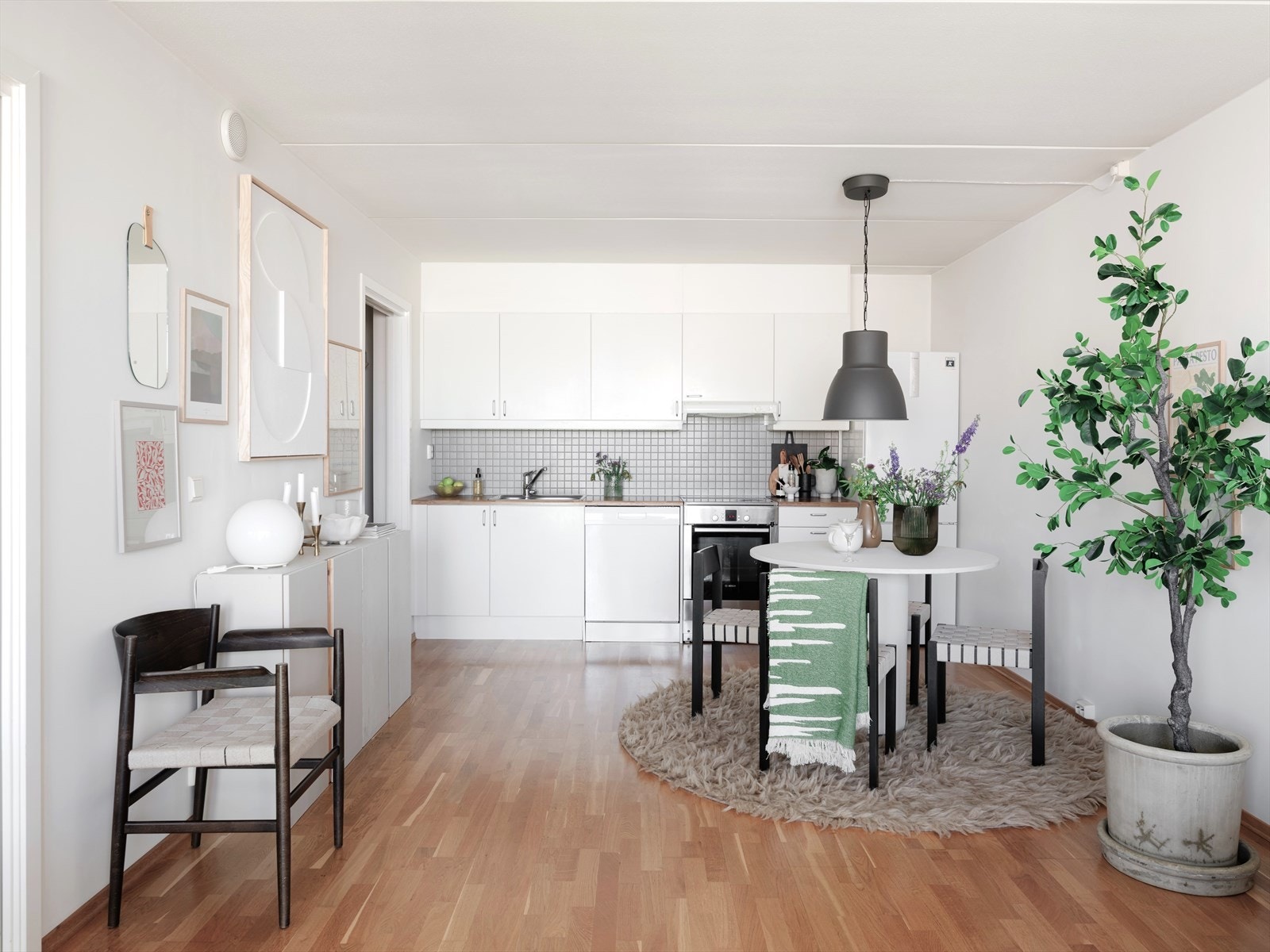 Boligen er godt tilrettelagt sosialt liv med mulighet for både en ordentlig sofa- og TV-krok, i tillegg til spisebord med plass til mange gjester. Galleribilde