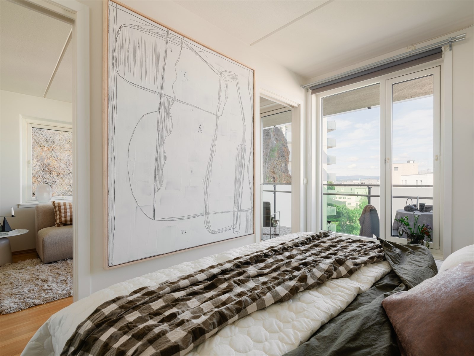 Hele leiligheten vender inn mot stille, bilfritt indre gårdsrom. Det er få forunt å våkne opp til denne utsikten midt i byen! Galleribilde
