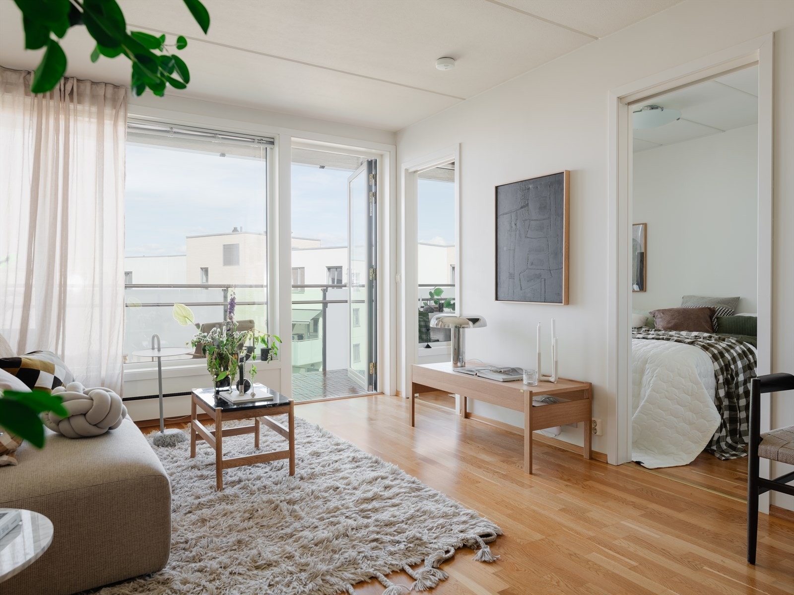 Her bor du høyt, luftig og usjenert i 5.etg i bygg med heis. Leiligheten har store vindusflater som gir godt med naturlig lys gjennom hele dagen. Galleribilde