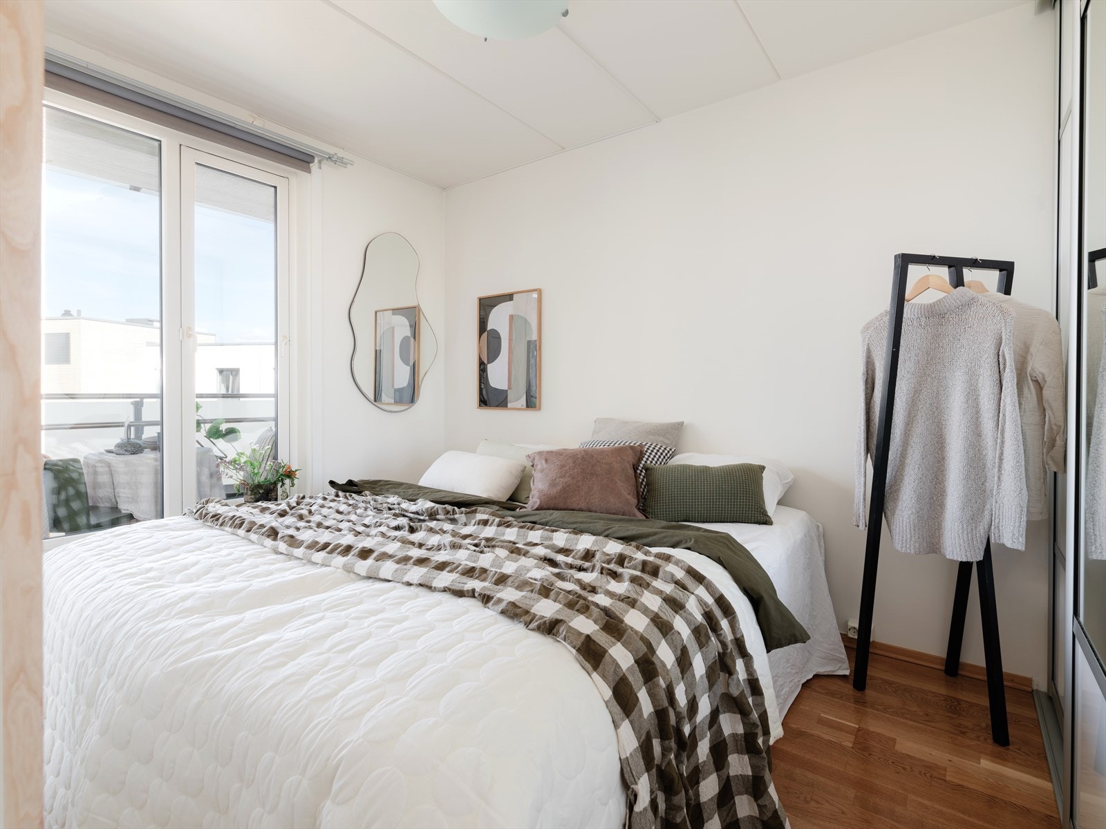 Soverommet har en fin størrelse med god plass til dobbeltseng og nattbord i tillegg til garderobeløsning. Galleribilde