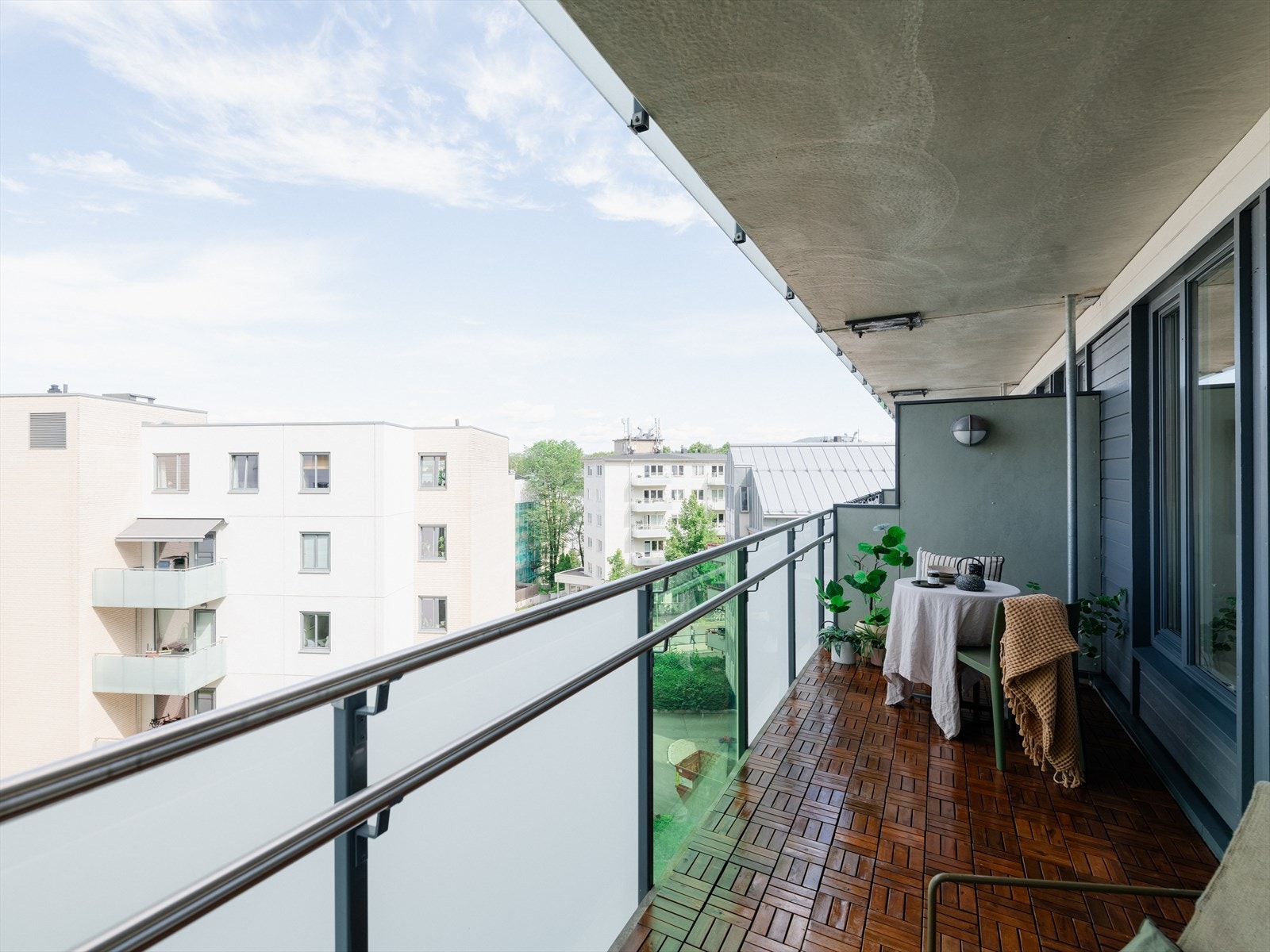 Fra stuen er det utgang til en stor og herlig balkong på hele 10,3 kvm. Her kan du ta med frokosten, lunsjen og middagen ut, eller nyte et glass vin i kveldssola. Galleribilde
