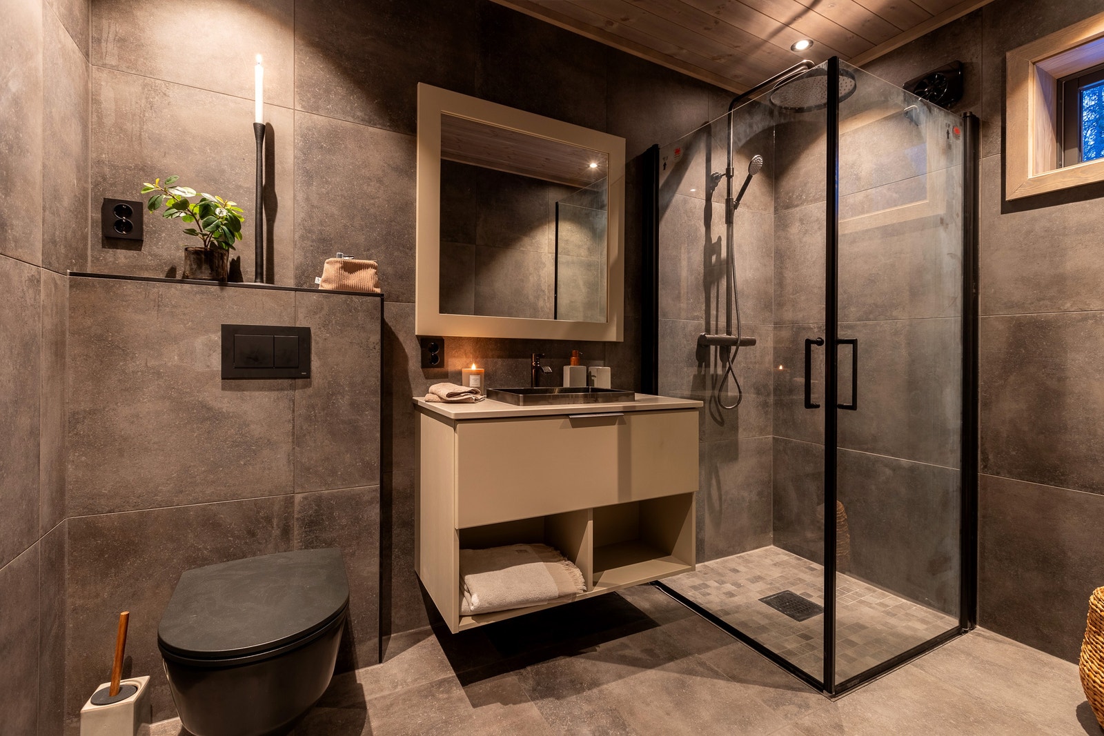 Badet i tilknytning til inngangspartiet er på 4,9 kvm - leveranse i avbildet hytte avviker fra standard leveranse Galleribilde