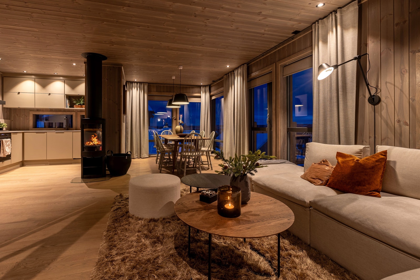 Stue, spisestue og kjøkken i åpen løsning med store vindusflater mot sør og vest - utgang til vestvendt altan på 11,9 kvm - leveranse i avbildet hytte avviker fra standard leveranse Galleribilde