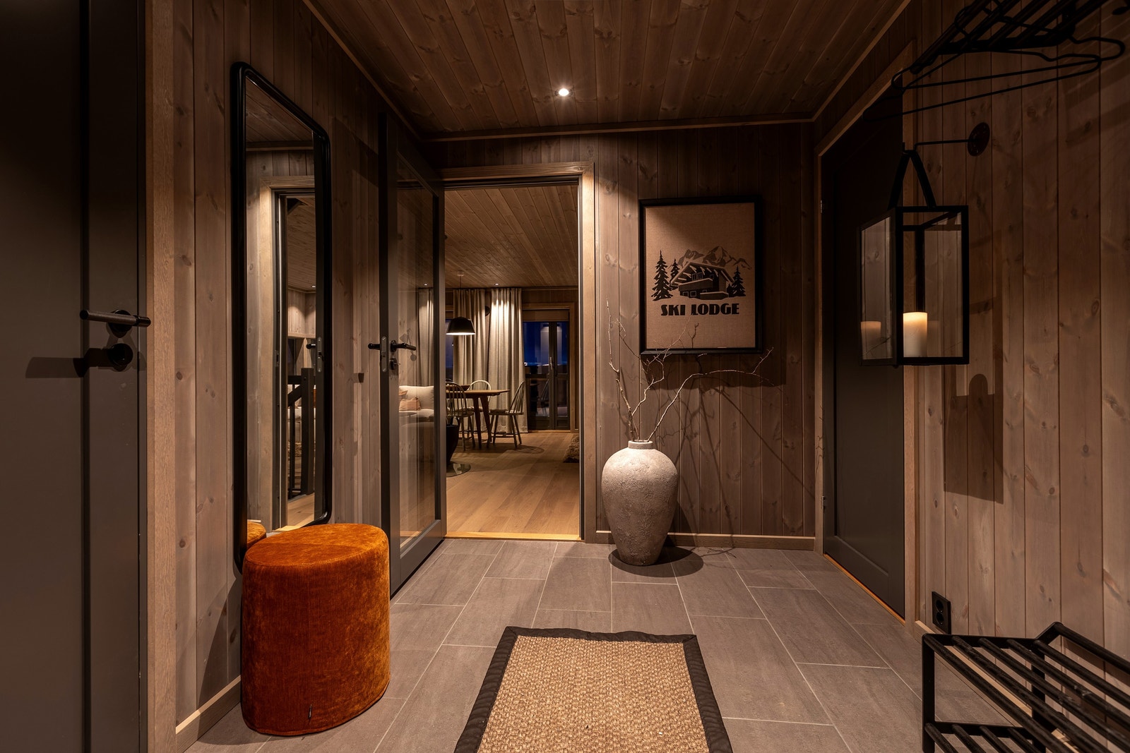 Det første som møter deg er en romslig inngangsparti der man har tilkomst videre inn til stue og et bad - leveranse i avbildet hytte avviker fra standard leveranse Galleribilde