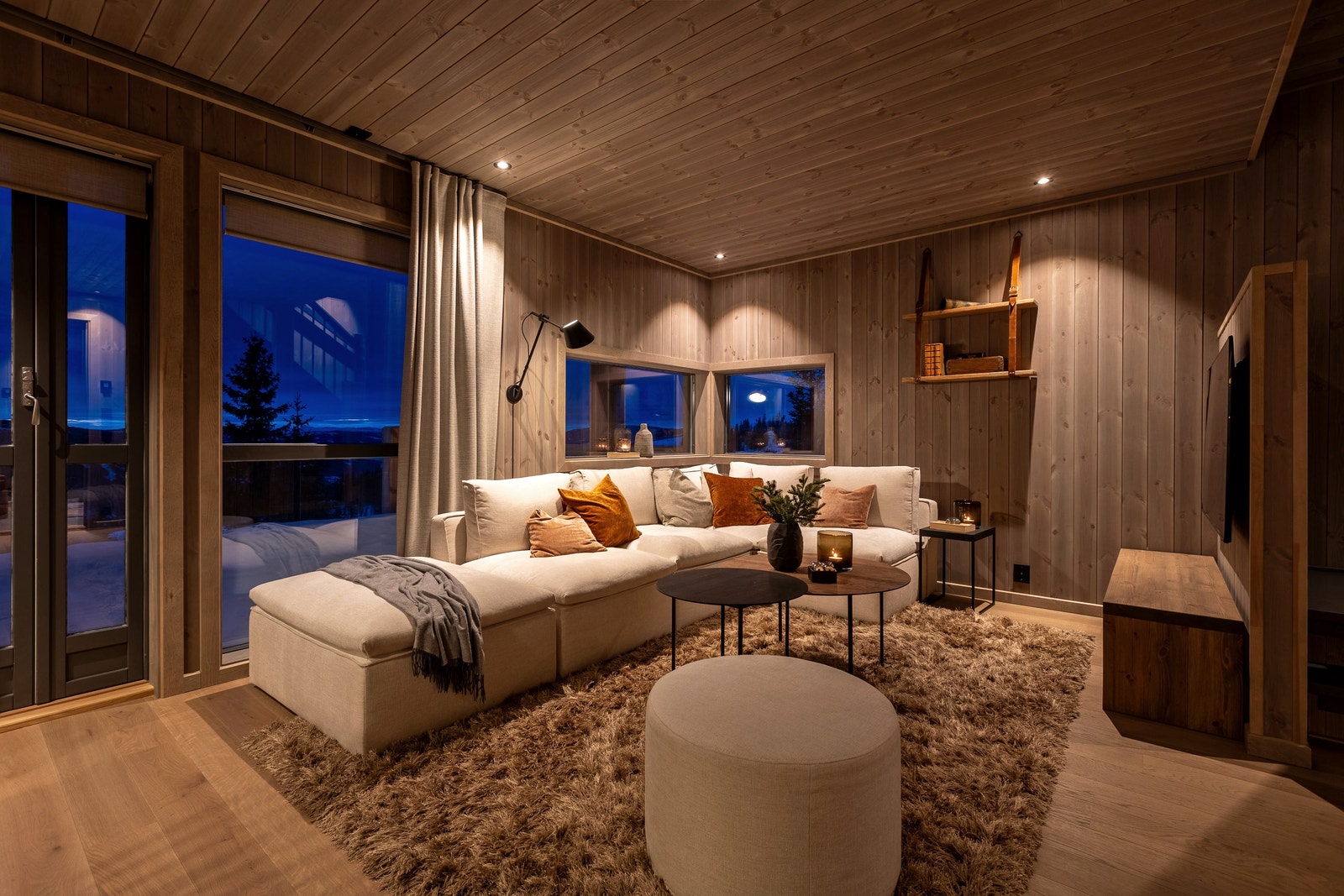 Stue, spisestue og kjøkken i åpen løsning med store vindusflater mot sør og vest - utgang til vestvendt altan på 11,9 kvm - leveranse i avbildet hytte avviker fra standard leveranse Galleribilde