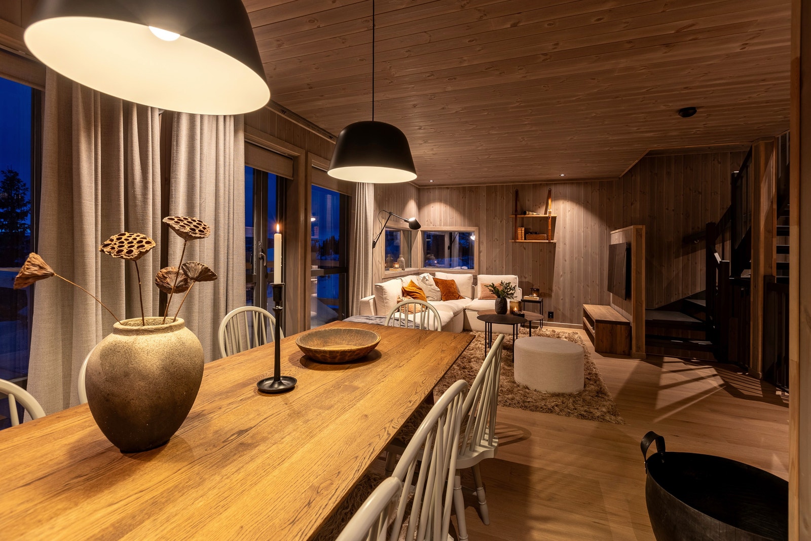 Stue, spisestue og kjøkken i åpen løsning med store vindusflater mot sør og vest - utgang til vestvendt altan på 11,9 kvm - leveranse i avbildet hytte avviker fra standard leveranse Galleribilde