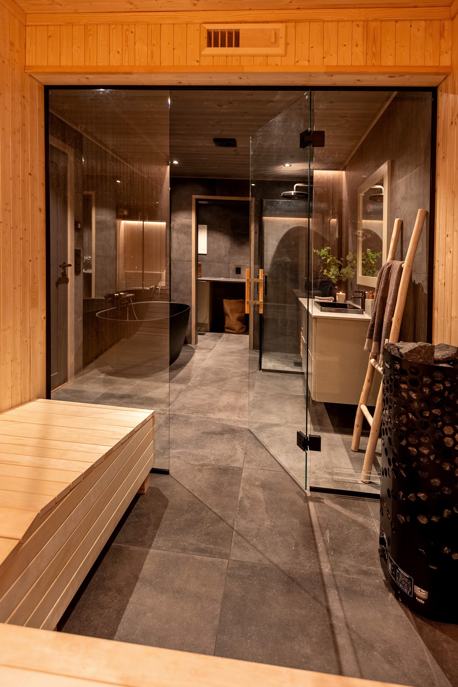 Det største badet, sauna og vaskerom er i en egen avdeling i sokkeletasjen - leveranse i avbildet hytte avviker fra standard leveranse Galleribilde