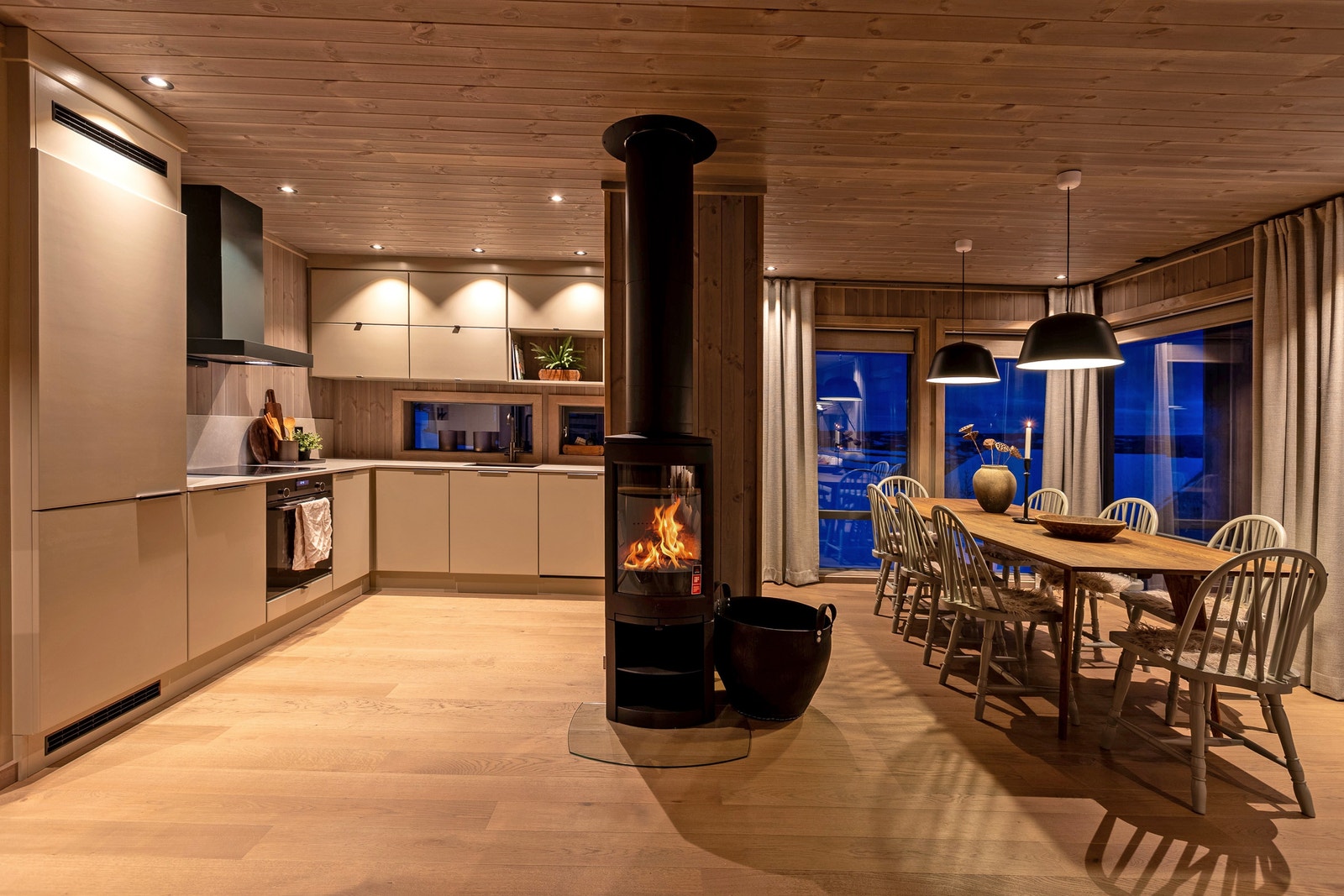 Stue, spisestue og kjøkken i åpen løsning med store vindusflater mot sør og vest - utgang til vestvendt altan på 11,9 kvm - leveranse i avbildet hytte avviker fra standard leveranse Galleribilde