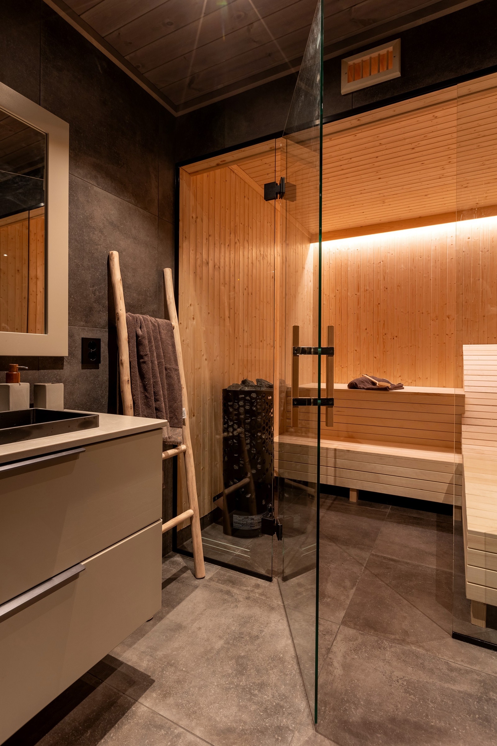 Det største badet, sauna og vaskerom er i en egen avdeling i sokkeletasjen - leveranse i avbildet hytte avviker fra standard leveranse Galleribilde