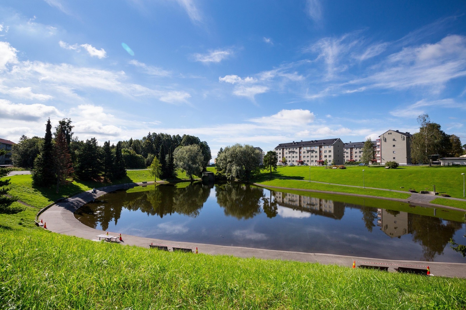 Årvolldammen fylles med vann om sommeren til stor glede for store og små. Galleribilde