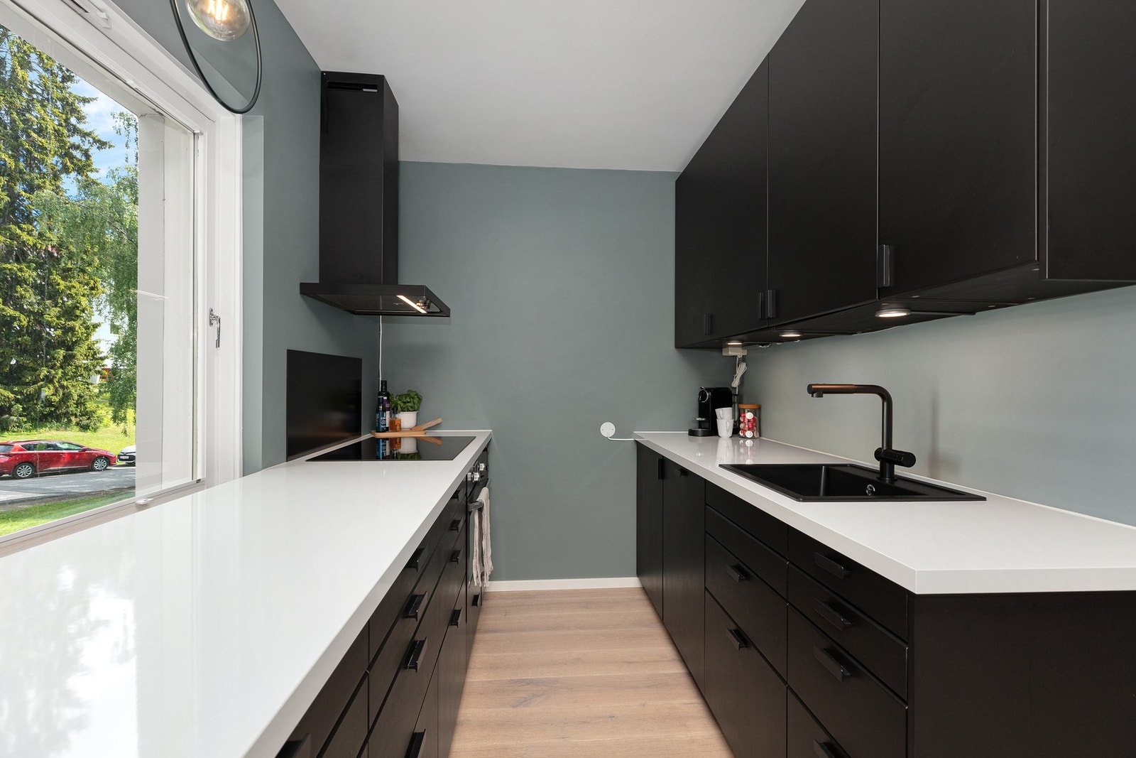 Det er god arbeidsplass på kjøkkenbenken og svært romslig oppbevaringsplass i skuffer og skap. Galleribilde