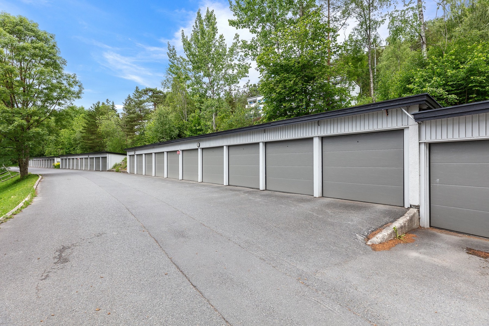 Garasjeplass med el-billader kan følge med mot et tillegg på kr 120 000,-. Galleribilde